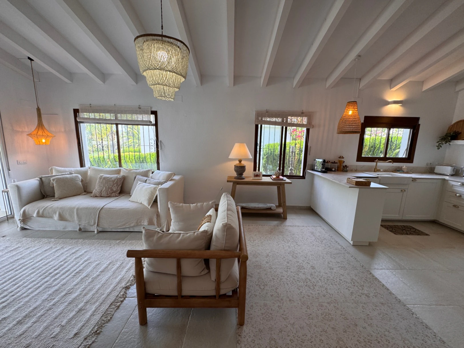 B1498 - Villa independiente con apartamento de invitados, diseño renovado con muy buen gusto y piscina comunitaria en Moraira