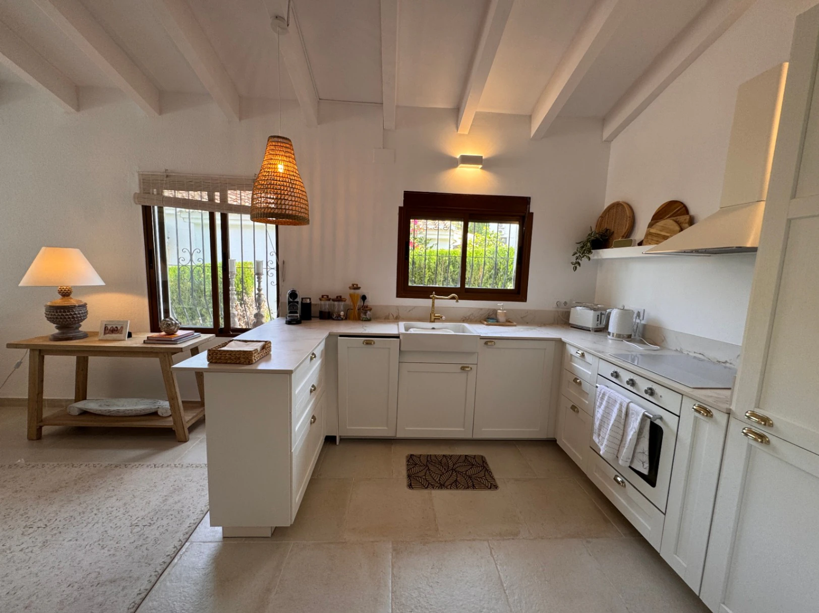 B1498 - Villa independiente con apartamento de invitados, diseño renovado con muy buen gusto y piscina comunitaria en Moraira