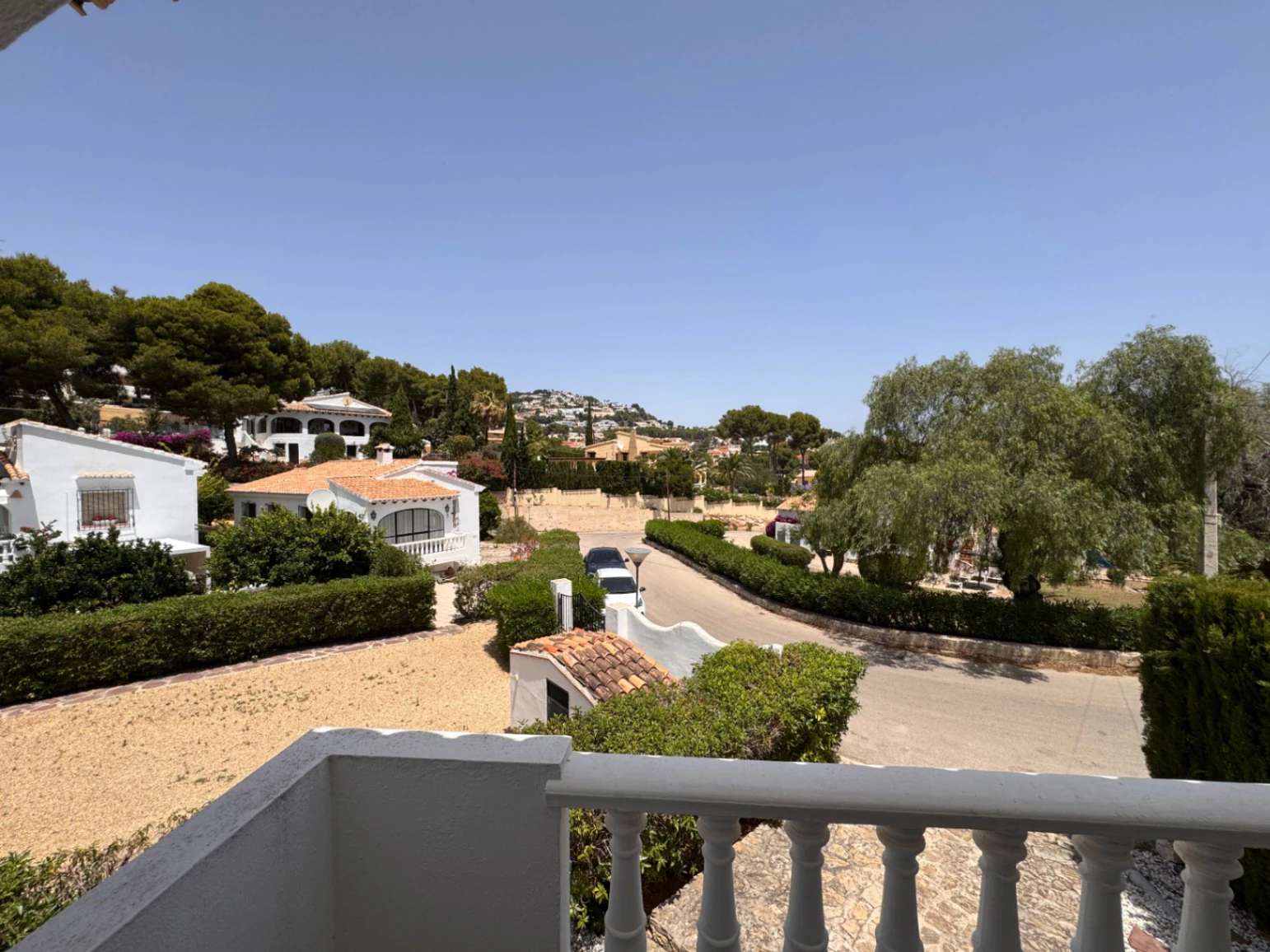 B1498 - Villa independiente con apartamento de invitados, diseño renovado con muy buen gusto y piscina comunitaria en Moraira
