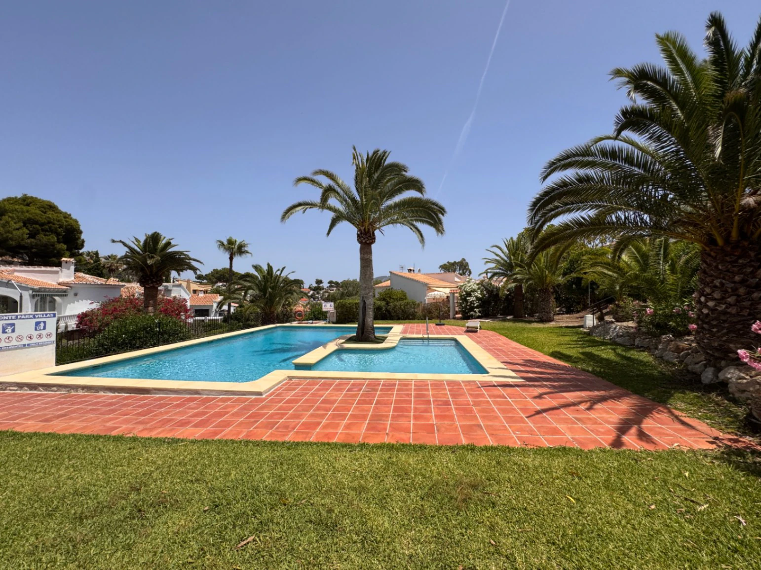 B1498 - Villa independiente con apartamento de invitados, diseño renovado con muy buen gusto y piscina comunitaria en Moraira