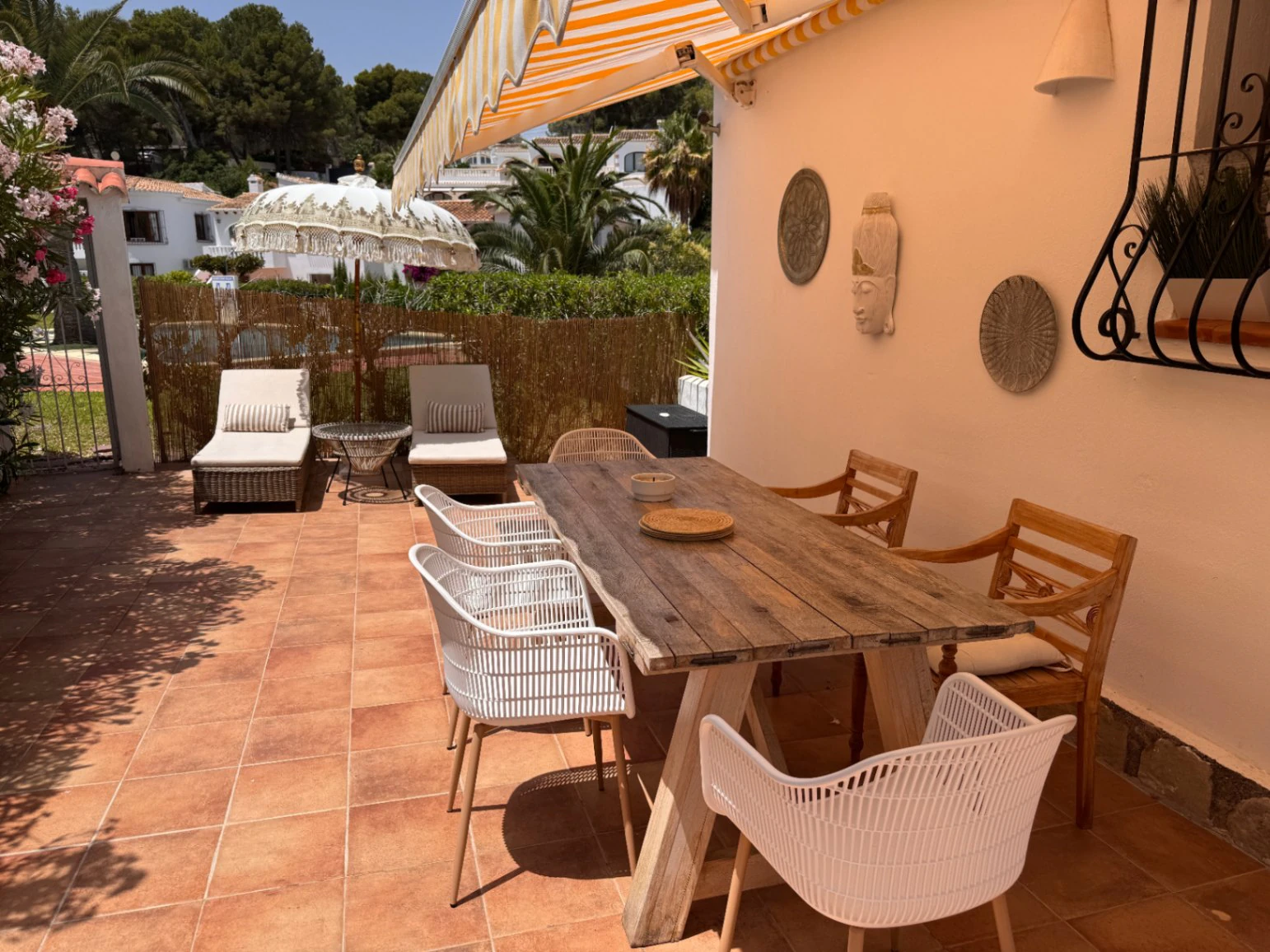 B1498 - Villa independiente con apartamento de invitados, diseño renovado con muy buen gusto y piscina comunitaria en Moraira
