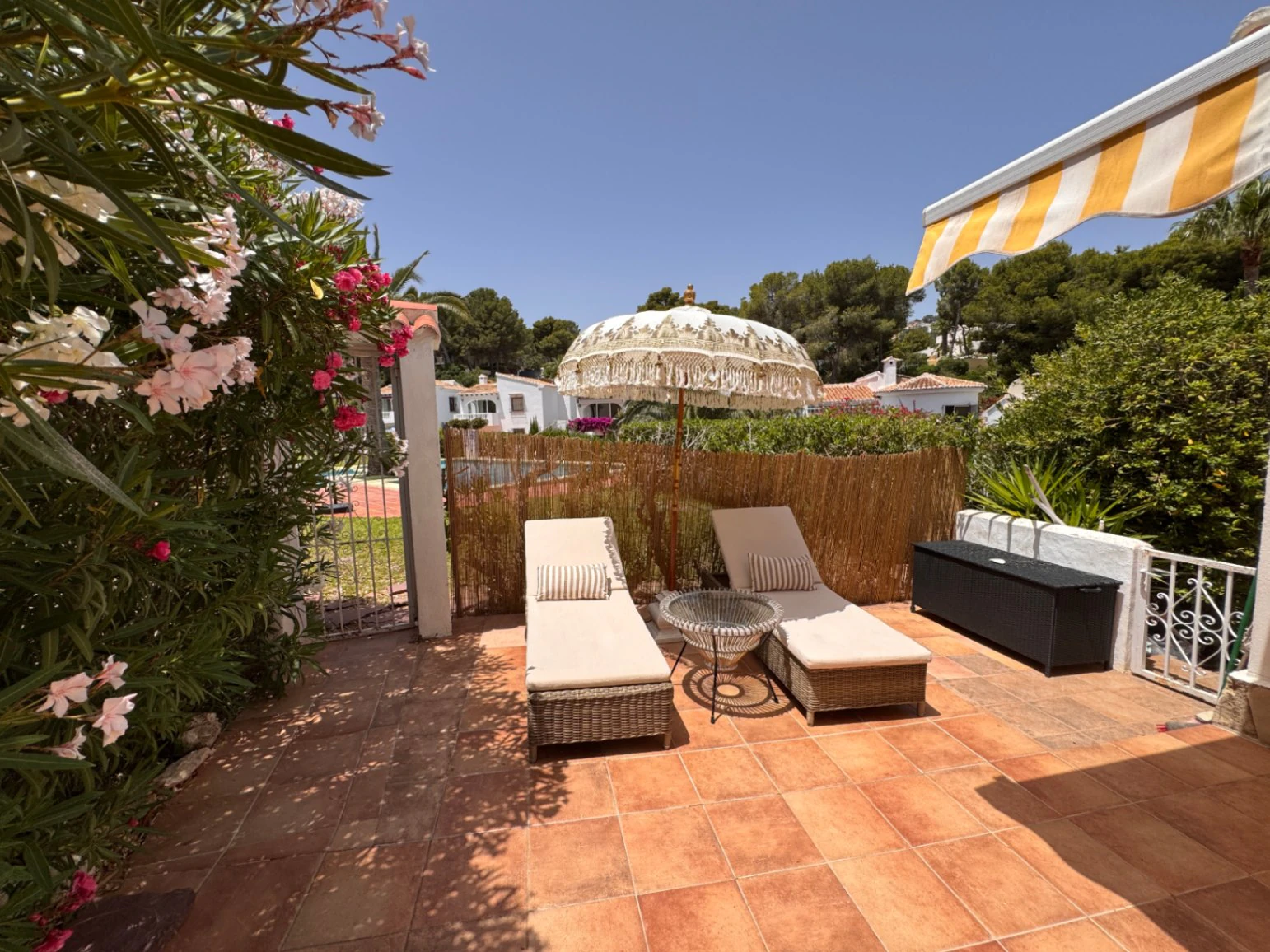 B1498 - Villa independiente con apartamento de invitados, diseño renovado con muy buen gusto y piscina comunitaria en Moraira