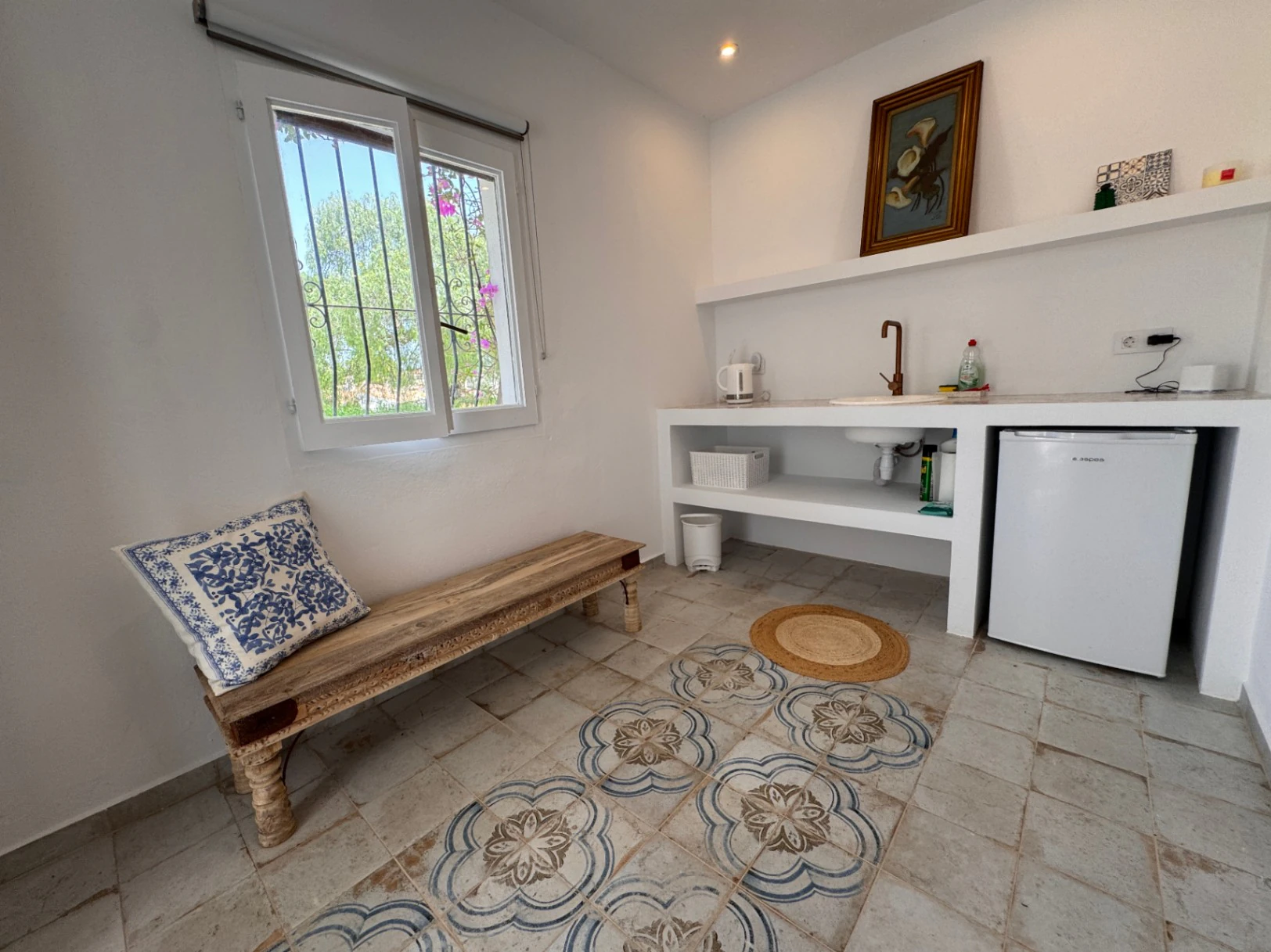 B1498 - Villa independiente con apartamento de invitados, diseño renovado con muy buen gusto y piscina comunitaria en Moraira