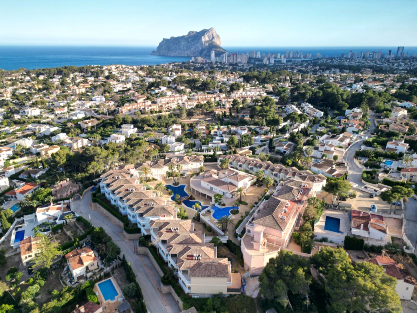A0875 - Penthouse d’angle avec vue mer dans un complexe de style resort entre Moraira, Benissa et Calpe