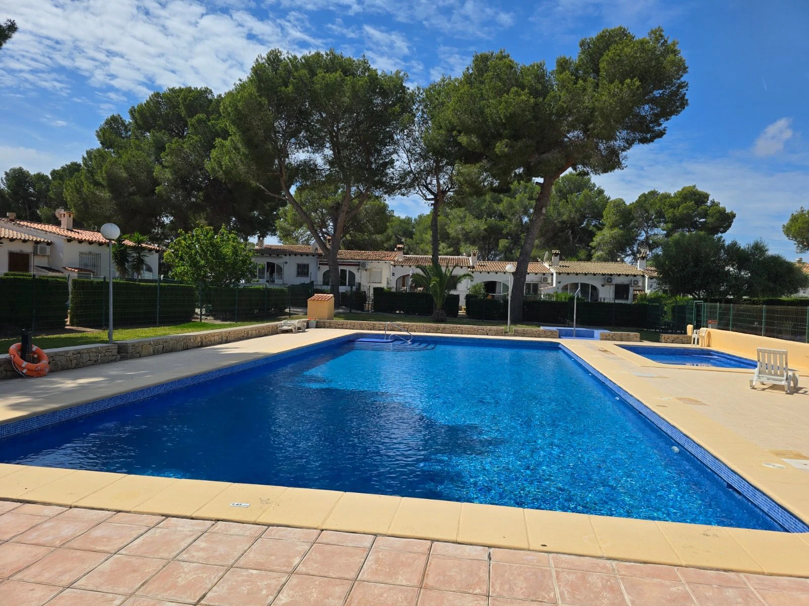 B1497 - Semi-detached bungalow for sale in Moraira with communal pool, step-free access, near beach, services and golf