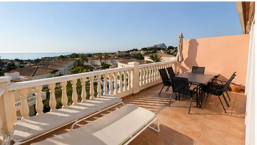 A0875 - Penthouse d’angle avec vue mer dans un complexe de style resort entre Moraira, Benissa et Calpe
