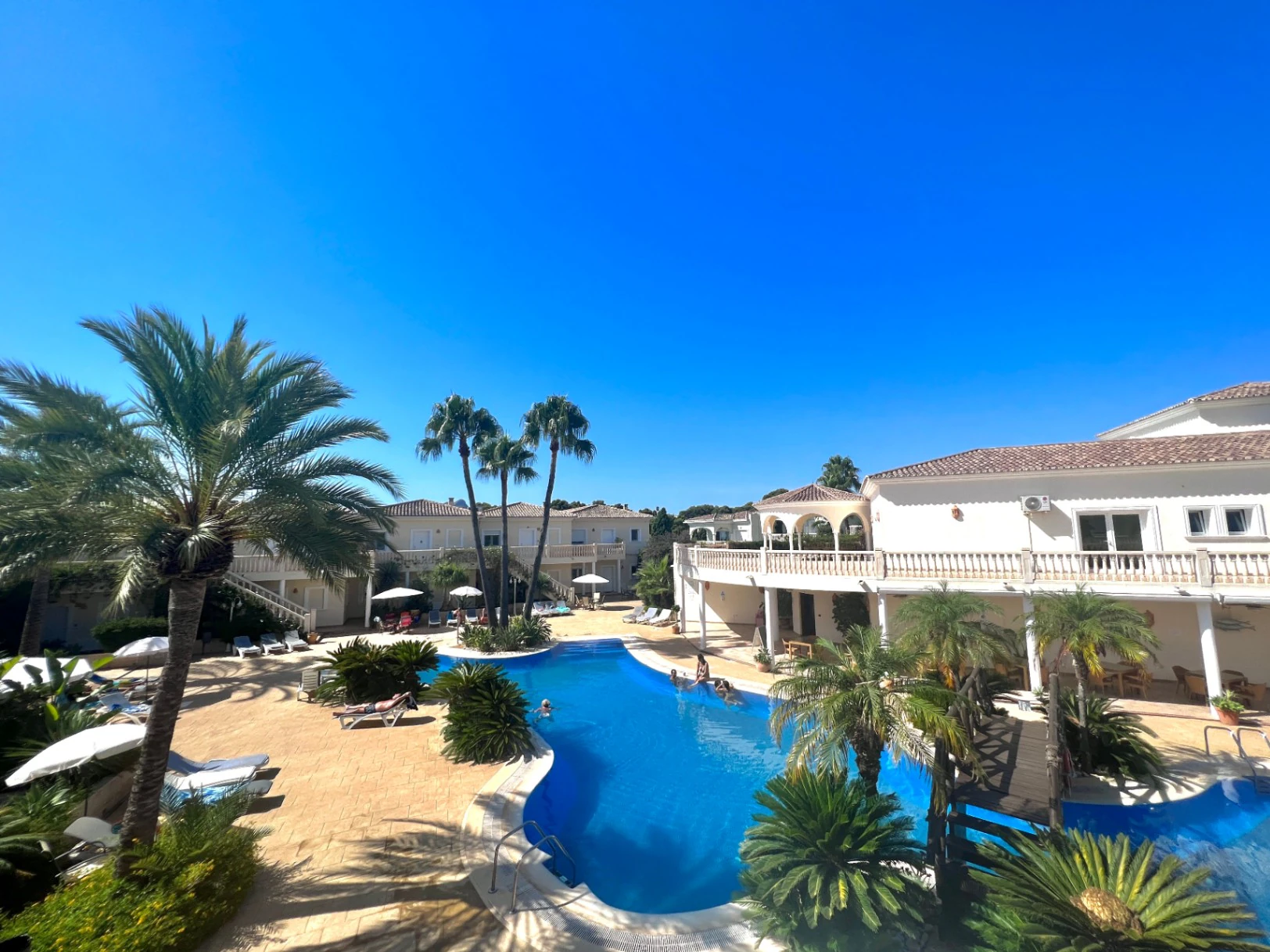 A0875 - Penthouse d’angle avec vue mer dans un complexe de style resort entre Moraira, Benissa et Calpe
