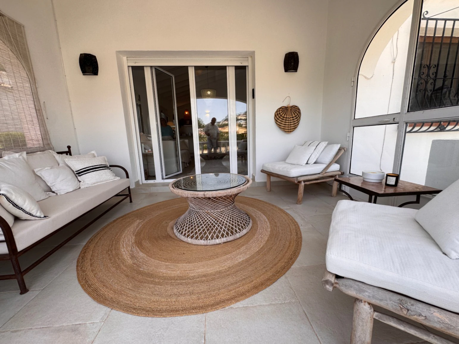 B1498 - Villa independiente con apartamento de invitados, diseño renovado con muy buen gusto y piscina comunitaria en Moraira