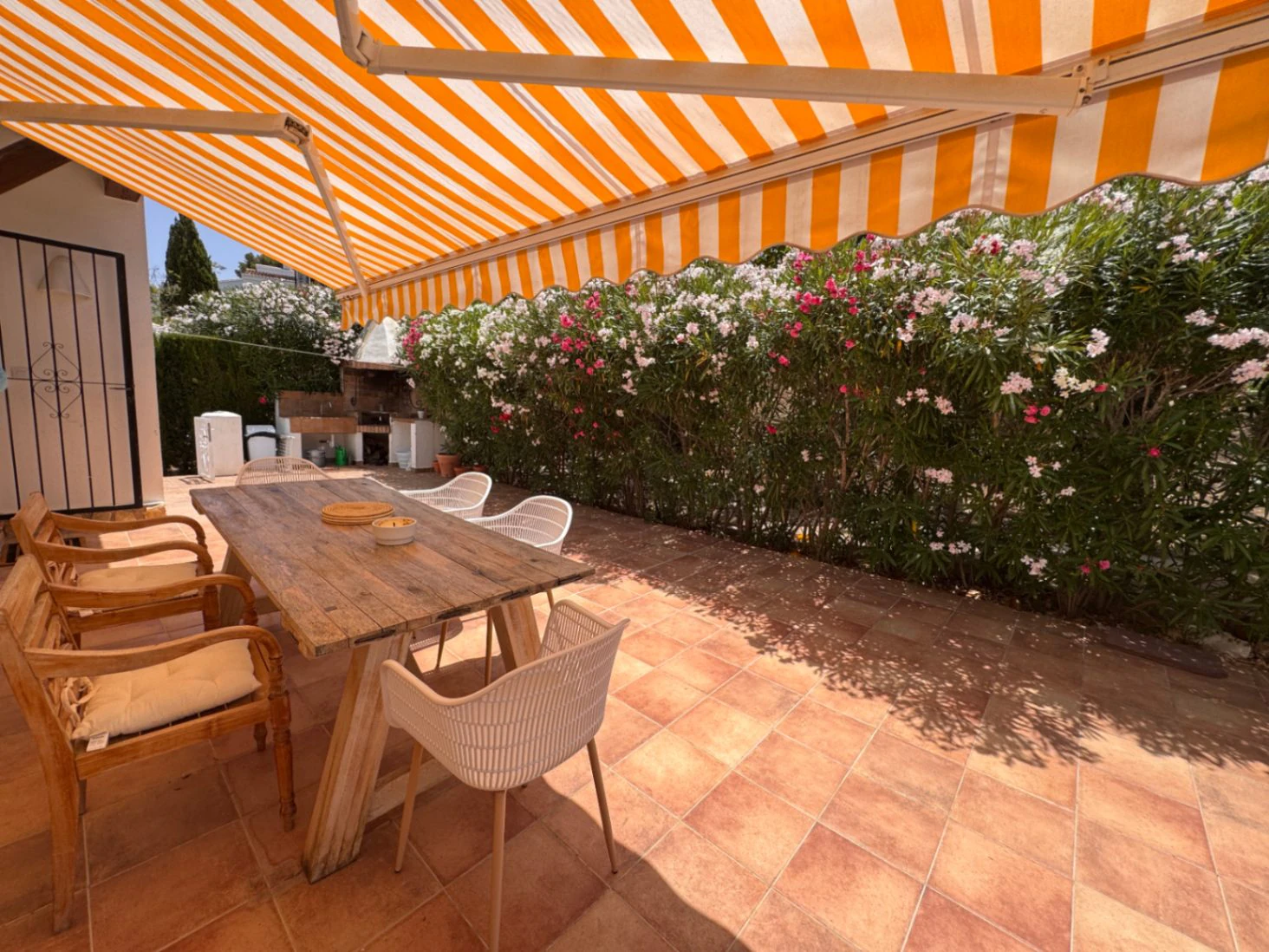 B1498 - Villa independiente con apartamento de invitados, diseño renovado con muy buen gusto y piscina comunitaria en Moraira
