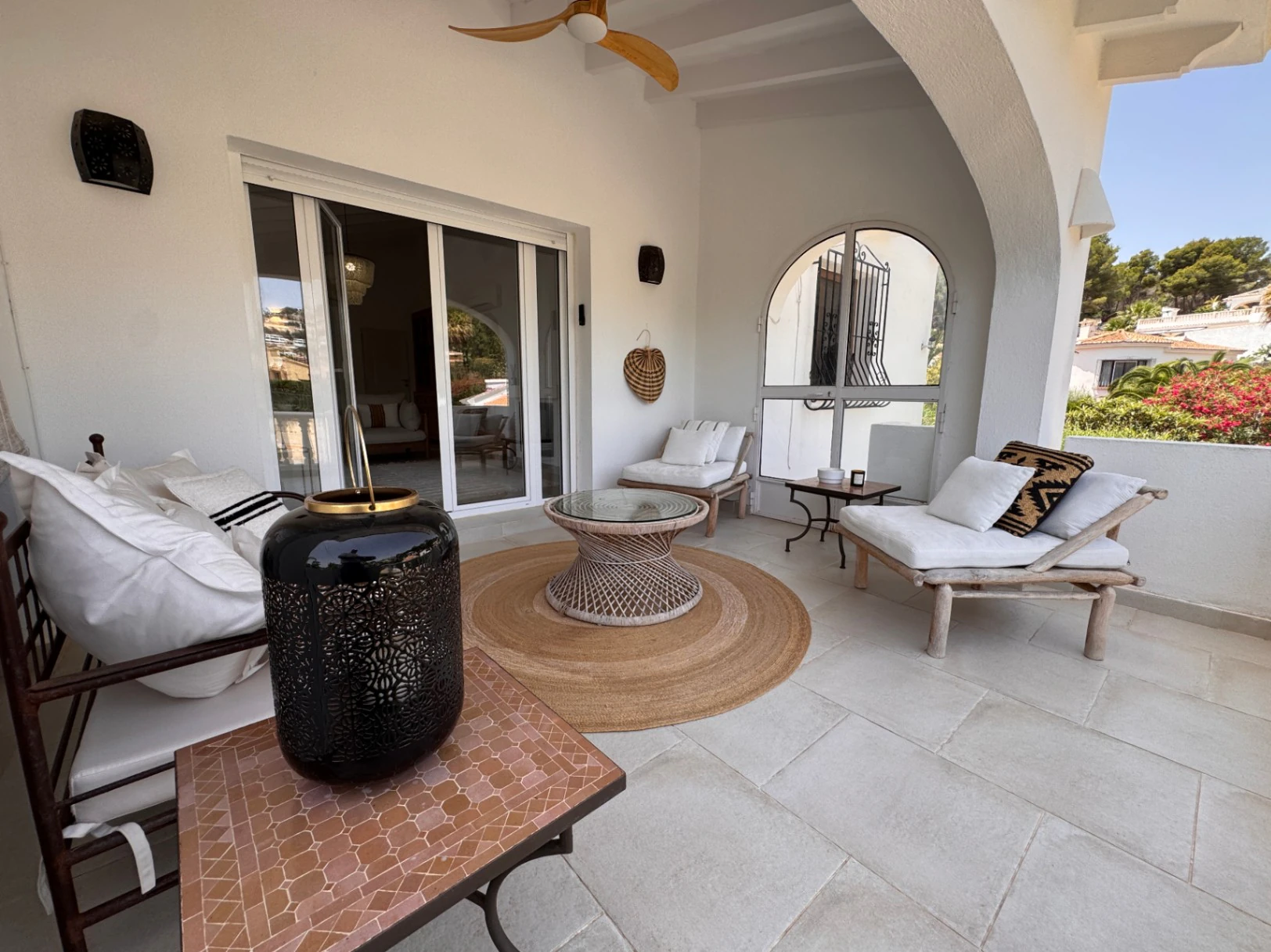 B1498 - Villa independiente con apartamento de invitados, diseño renovado con muy buen gusto y piscina comunitaria en Moraira