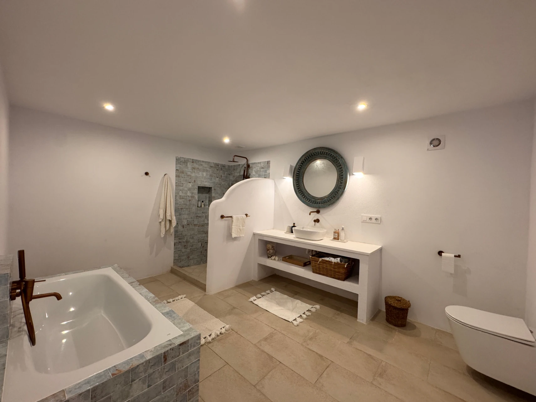 B1498 - Villa independiente con apartamento de invitados, diseño renovado con muy buen gusto y piscina comunitaria en Moraira