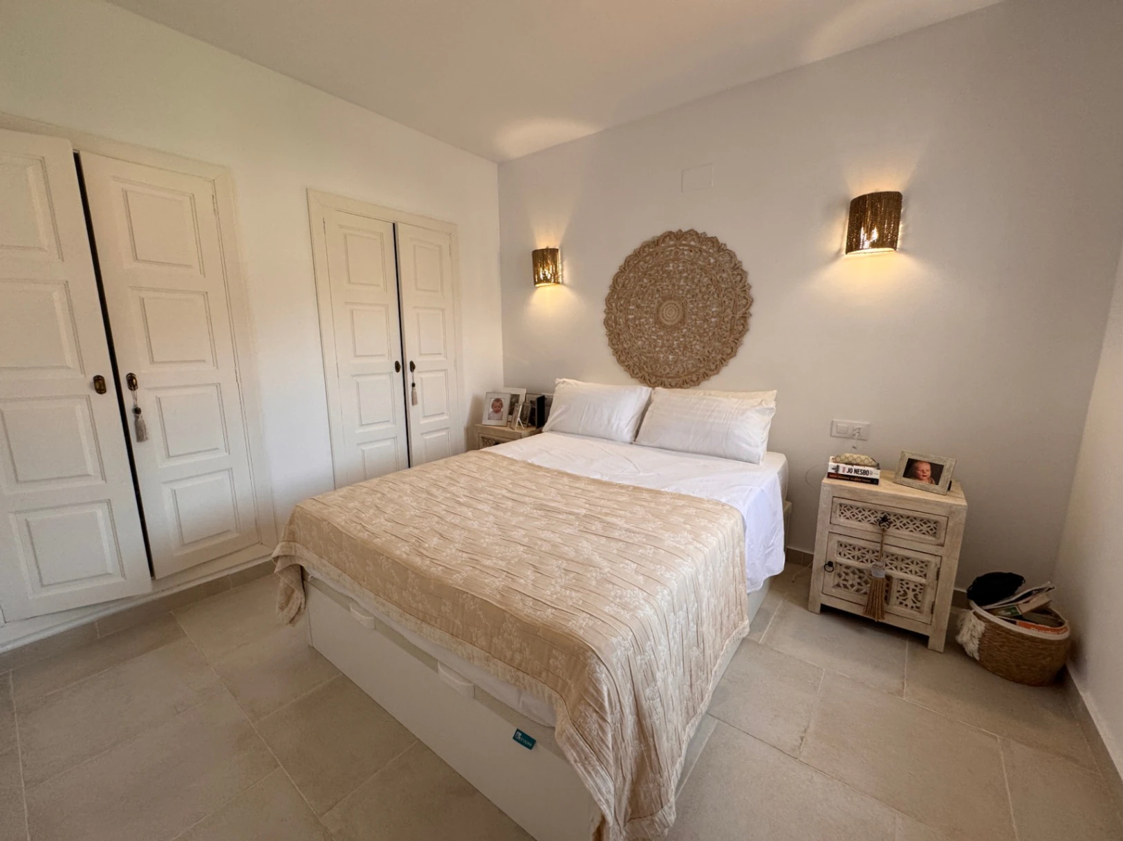 B1498 - Villa independiente con apartamento de invitados, diseño renovado con muy buen gusto y piscina comunitaria en Moraira