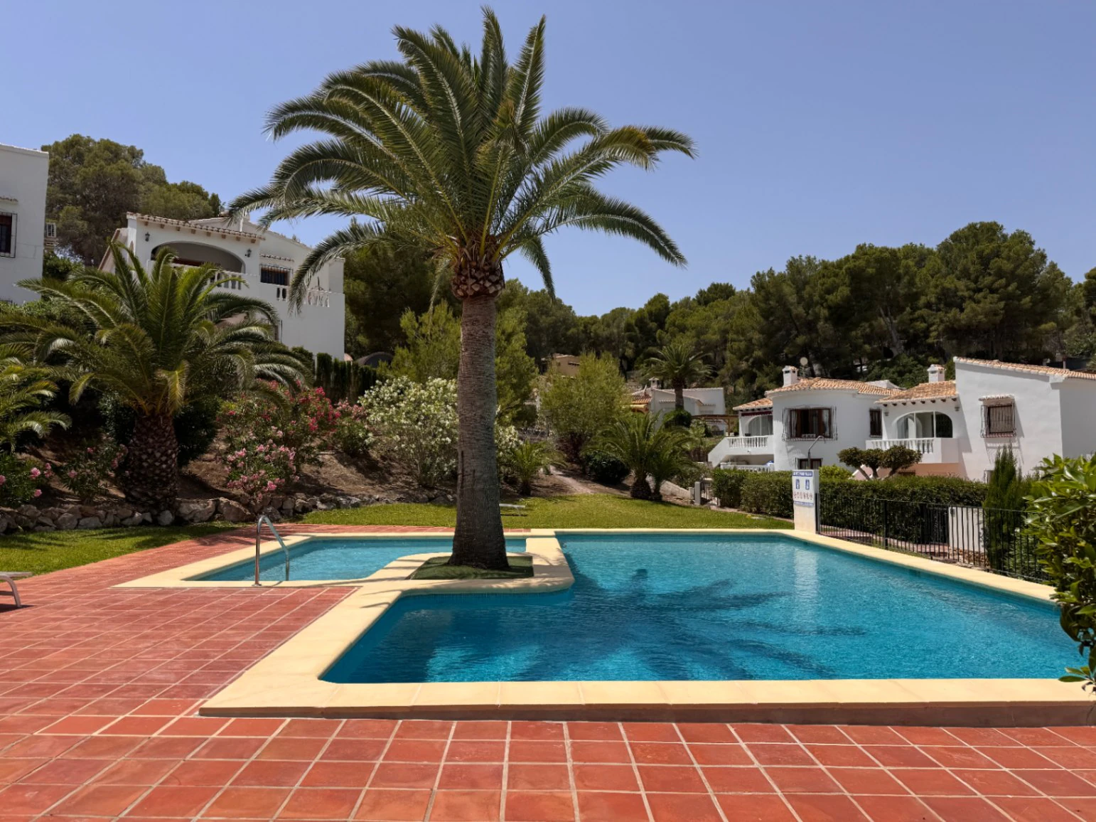 B1498 - Villa independiente con apartamento de invitados, diseño renovado con muy buen gusto y piscina comunitaria en Moraira