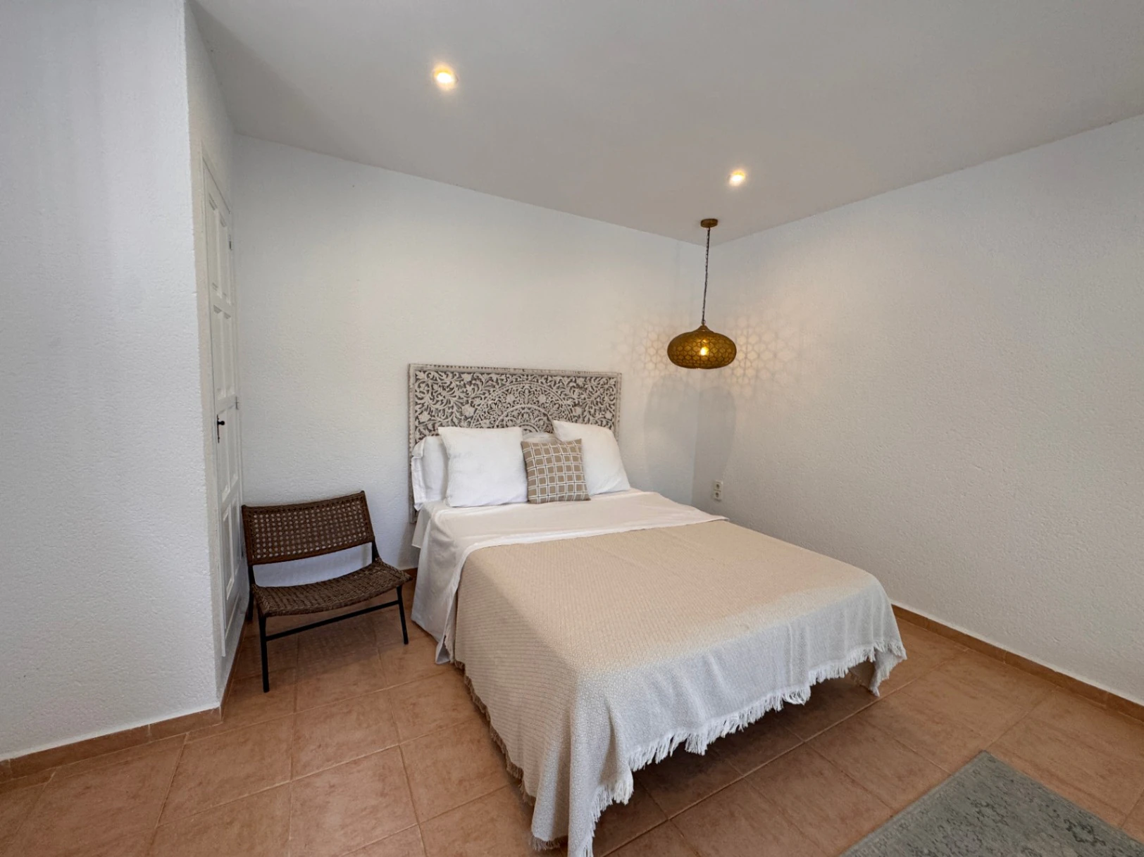 B1498 - Villa independiente con apartamento de invitados, diseño renovado con muy buen gusto y piscina comunitaria en Moraira