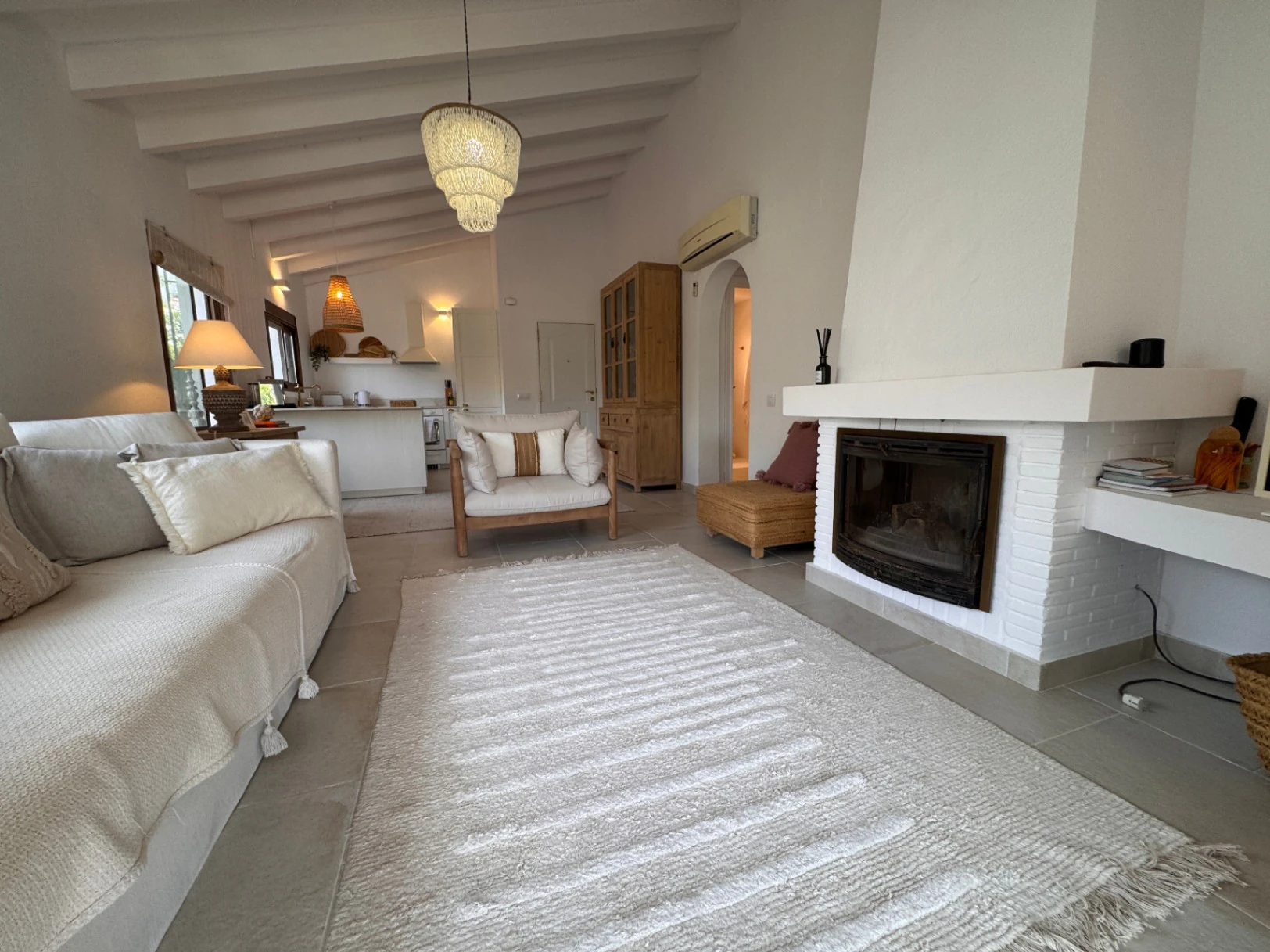 B1498 - Villa independiente con apartamento de invitados, diseño renovado con muy buen gusto y piscina comunitaria en Moraira