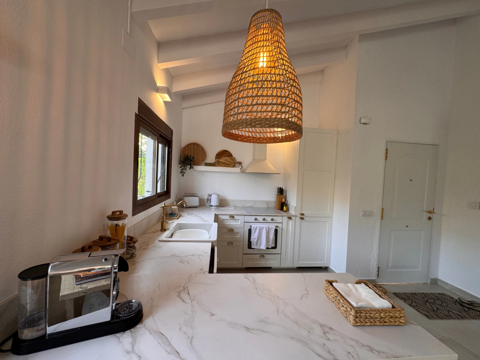 B1498 - Villa independiente con apartamento de invitados, diseño renovado con muy buen gusto y piscina comunitaria en Moraira