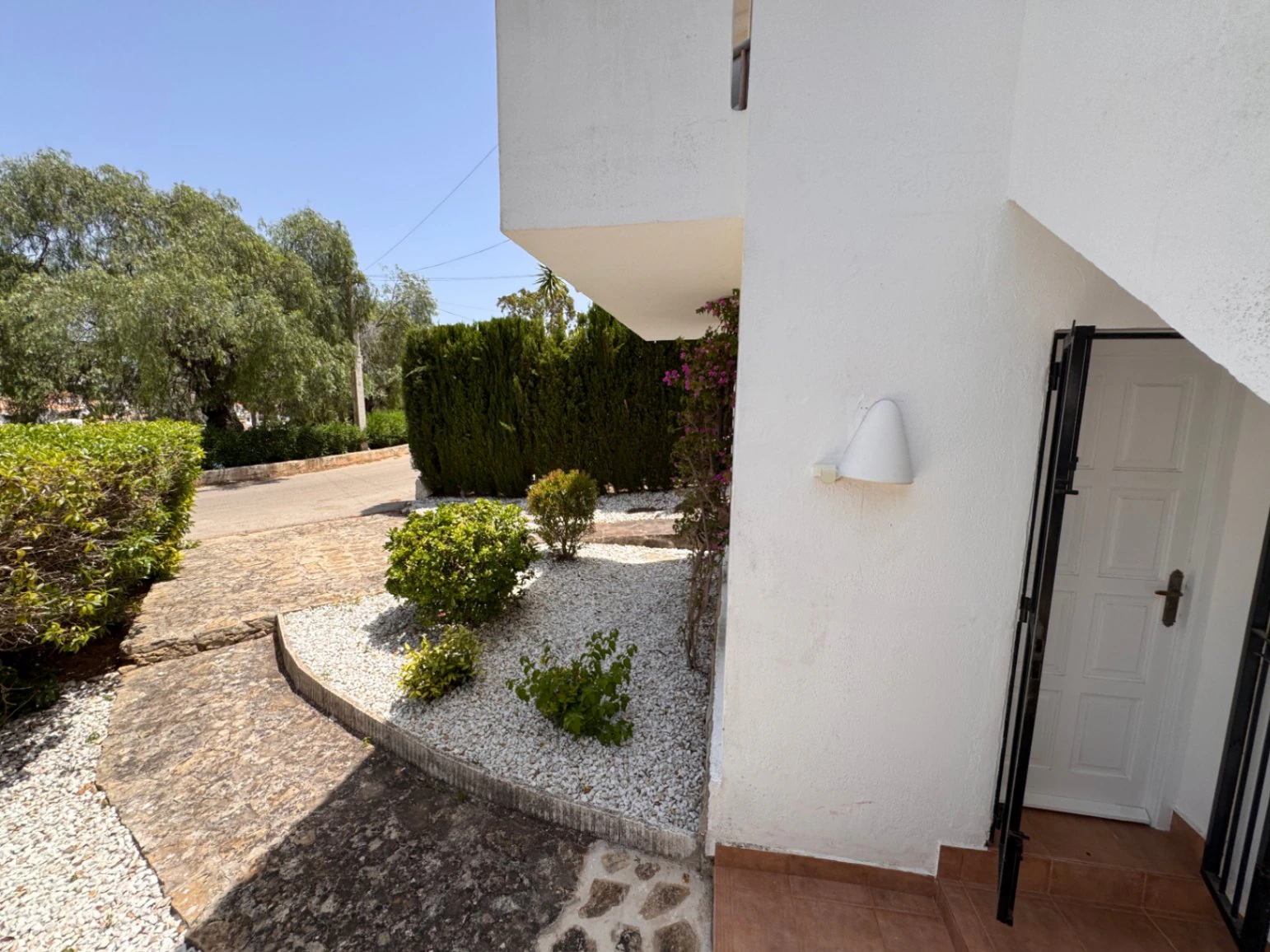 B1498 - Villa independiente con apartamento de invitados, diseño renovado con muy buen gusto y piscina comunitaria en Moraira