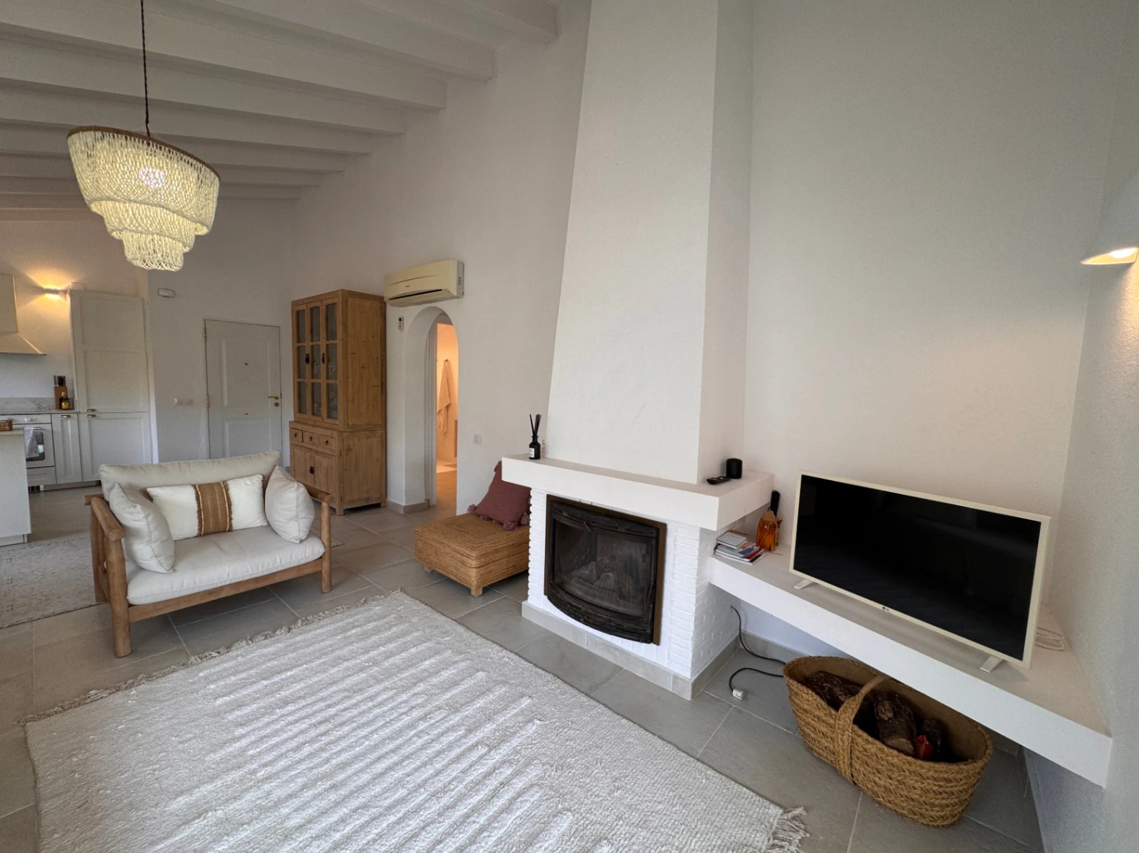 B1498 - Villa independiente con apartamento de invitados, diseño renovado con muy buen gusto y piscina comunitaria en Moraira