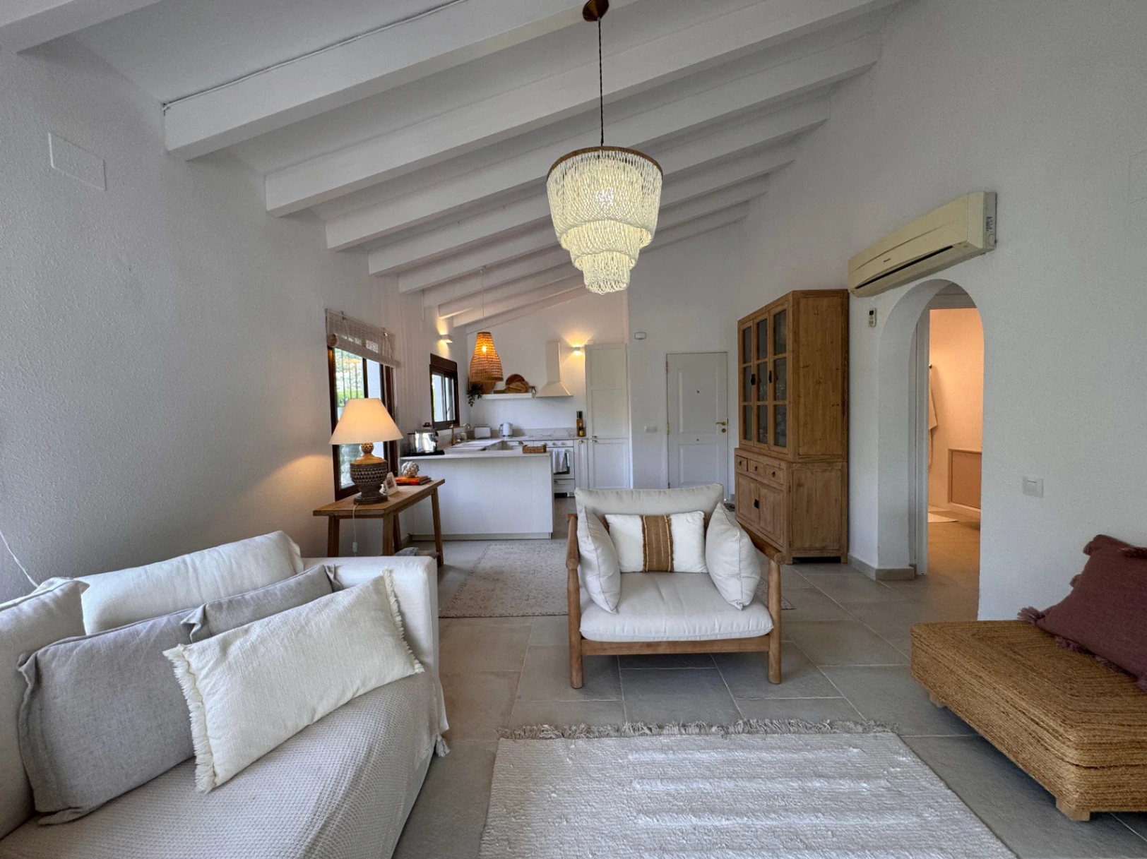 B1498 - Villa independiente con apartamento de invitados, diseño renovado con muy buen gusto y piscina comunitaria en Moraira