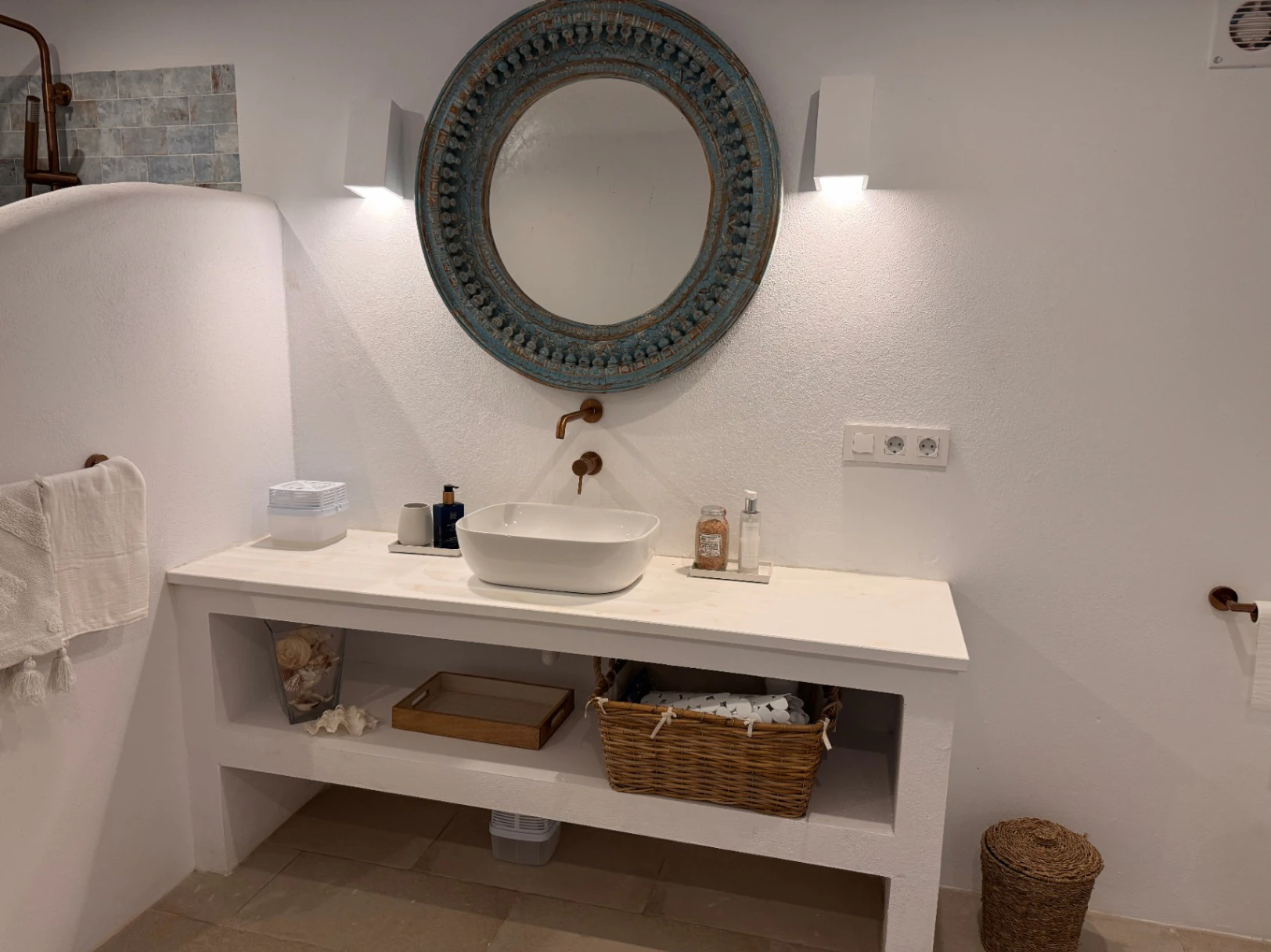 B1498 - Fristående villa med gästlägenhet, stilfullt renoverad design och gemensam pool i Moraira
