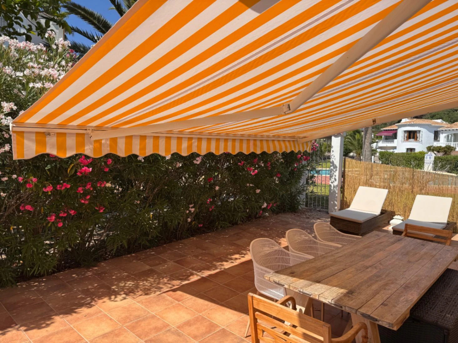 B1498 - Fristående villa med gästlägenhet, stilfullt renoverad design och gemensam pool i Moraira