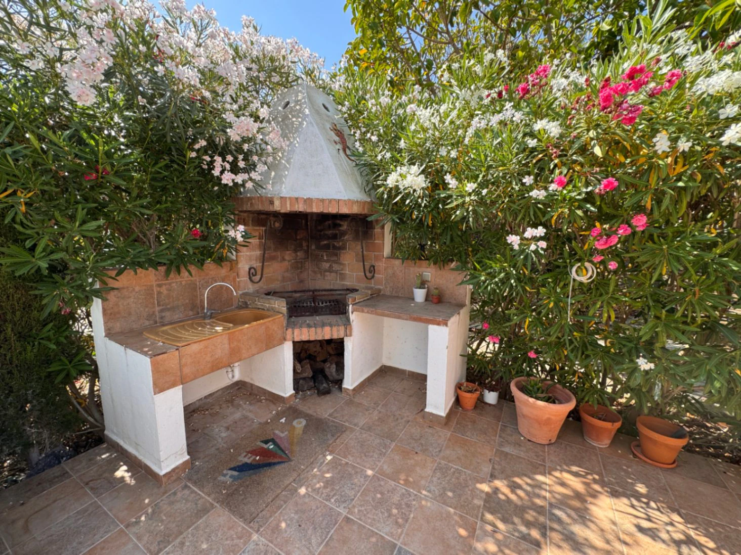 B1498 - Fristående villa med gästlägenhet, stilfullt renoverad design och gemensam pool i Moraira