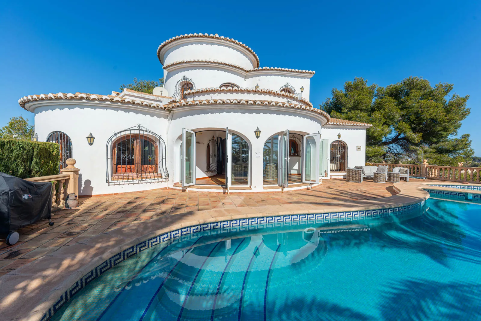 Villa met een groot perceel te koop in Moraira