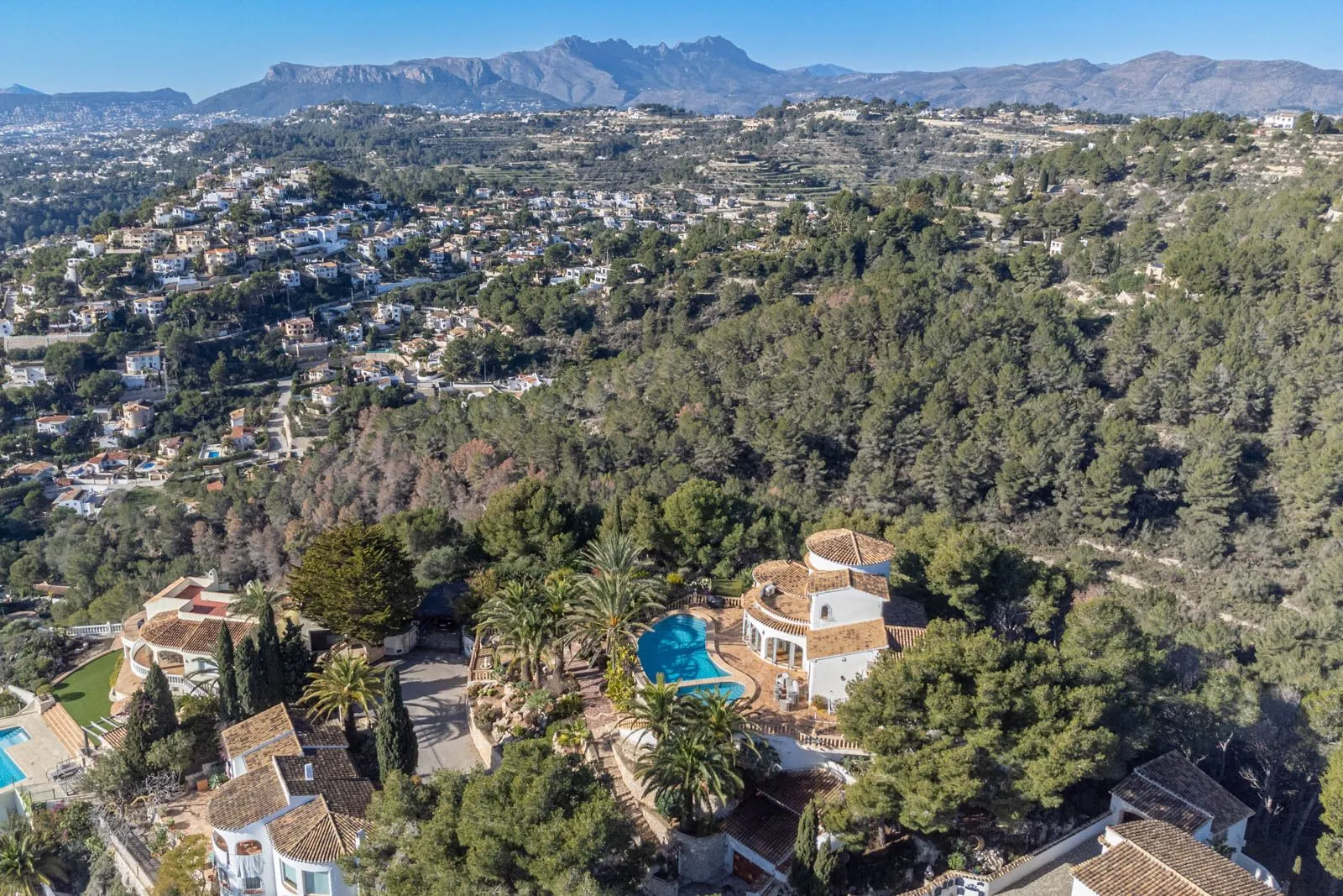 Villa met een groot perceel te koop in Moraira