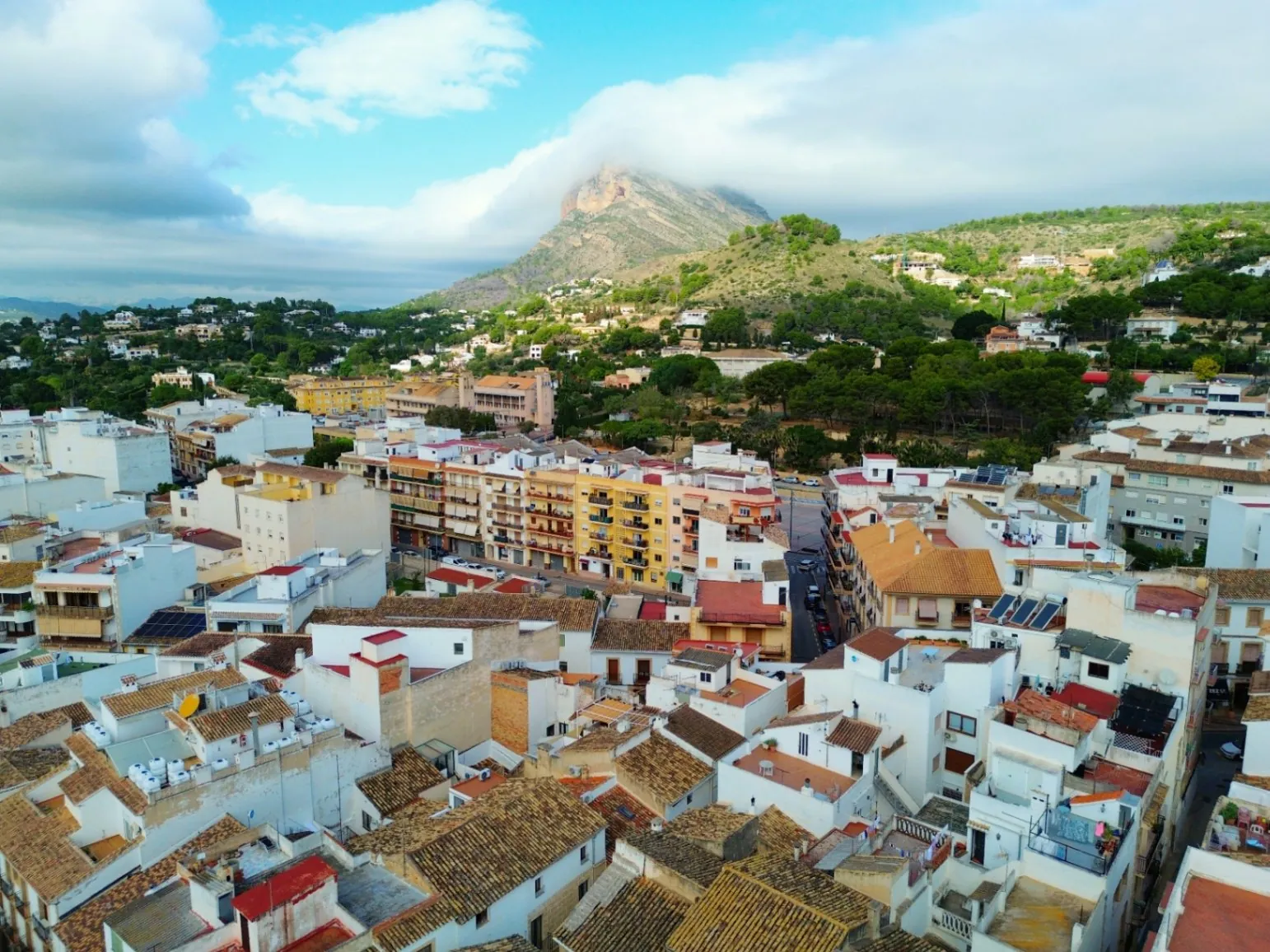 Dorpshuis met 10 kamers in het centrum van Jávea