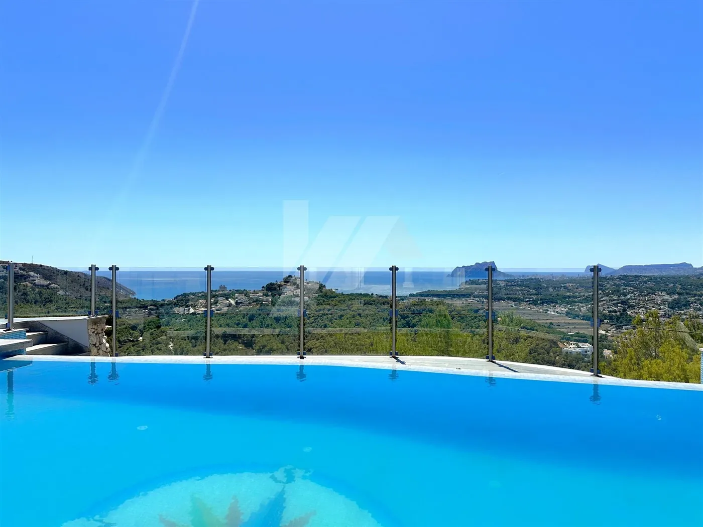 Villa met panoramisch zeezicht te koop in Moraira, Costa Blanca.
