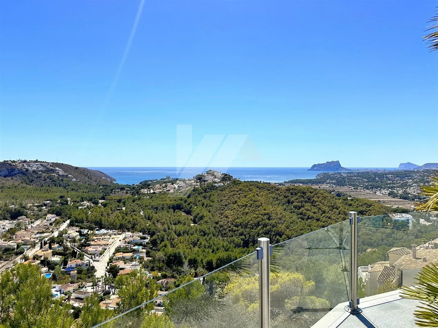 Villa met panoramisch zeezicht te koop in Moraira, Costa Blanca.