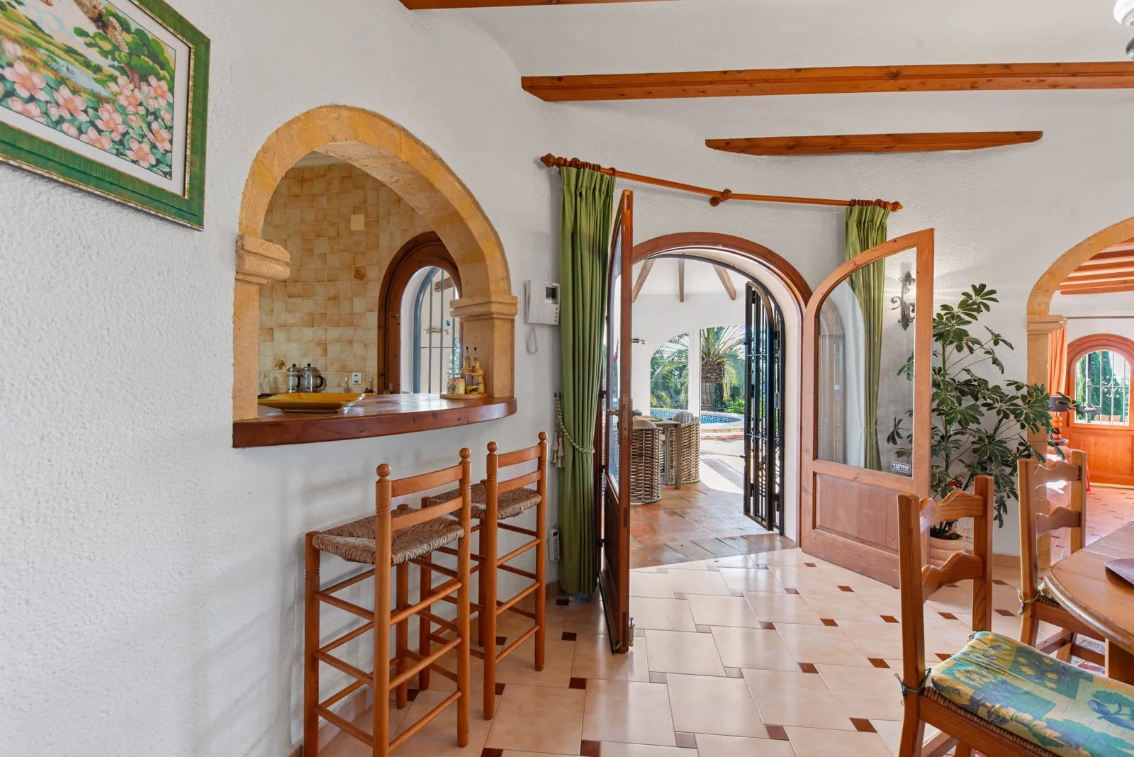 Villa met een groot perceel te koop in Moraira