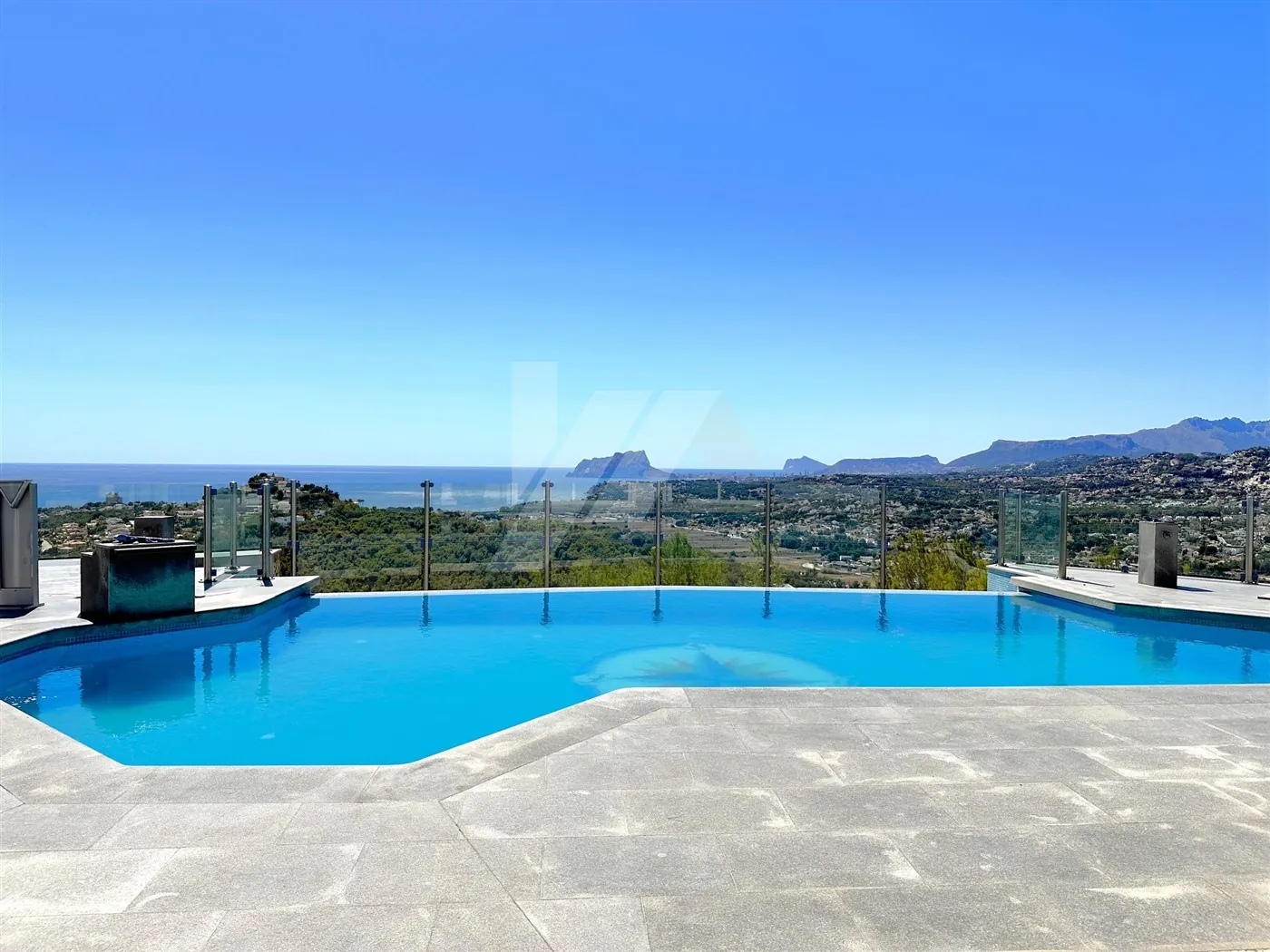 Villa met panoramisch zeezicht te koop in Moraira, Costa Blanca.