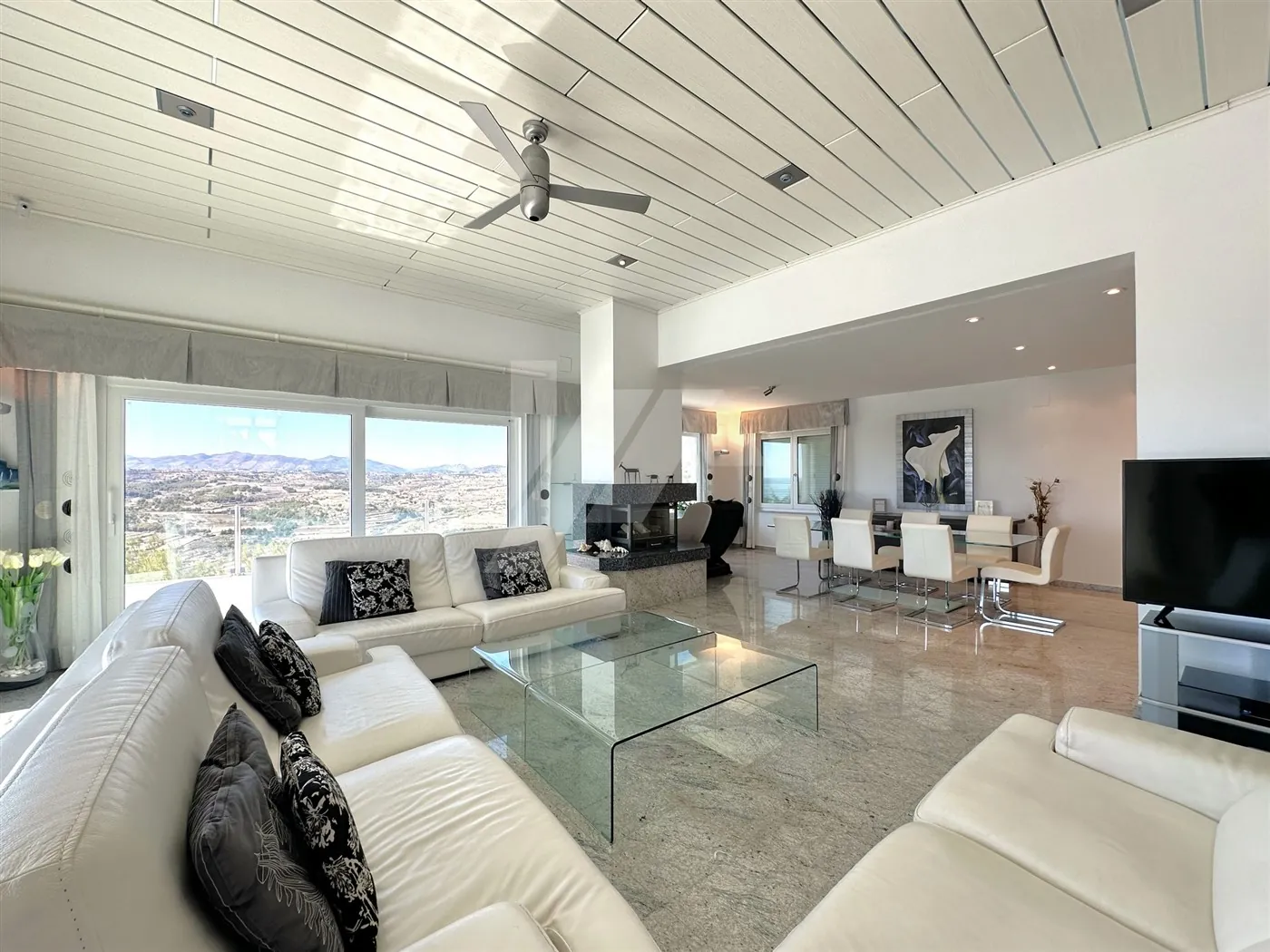 Villa met panoramisch zeezicht te koop in Moraira, Costa Blanca.