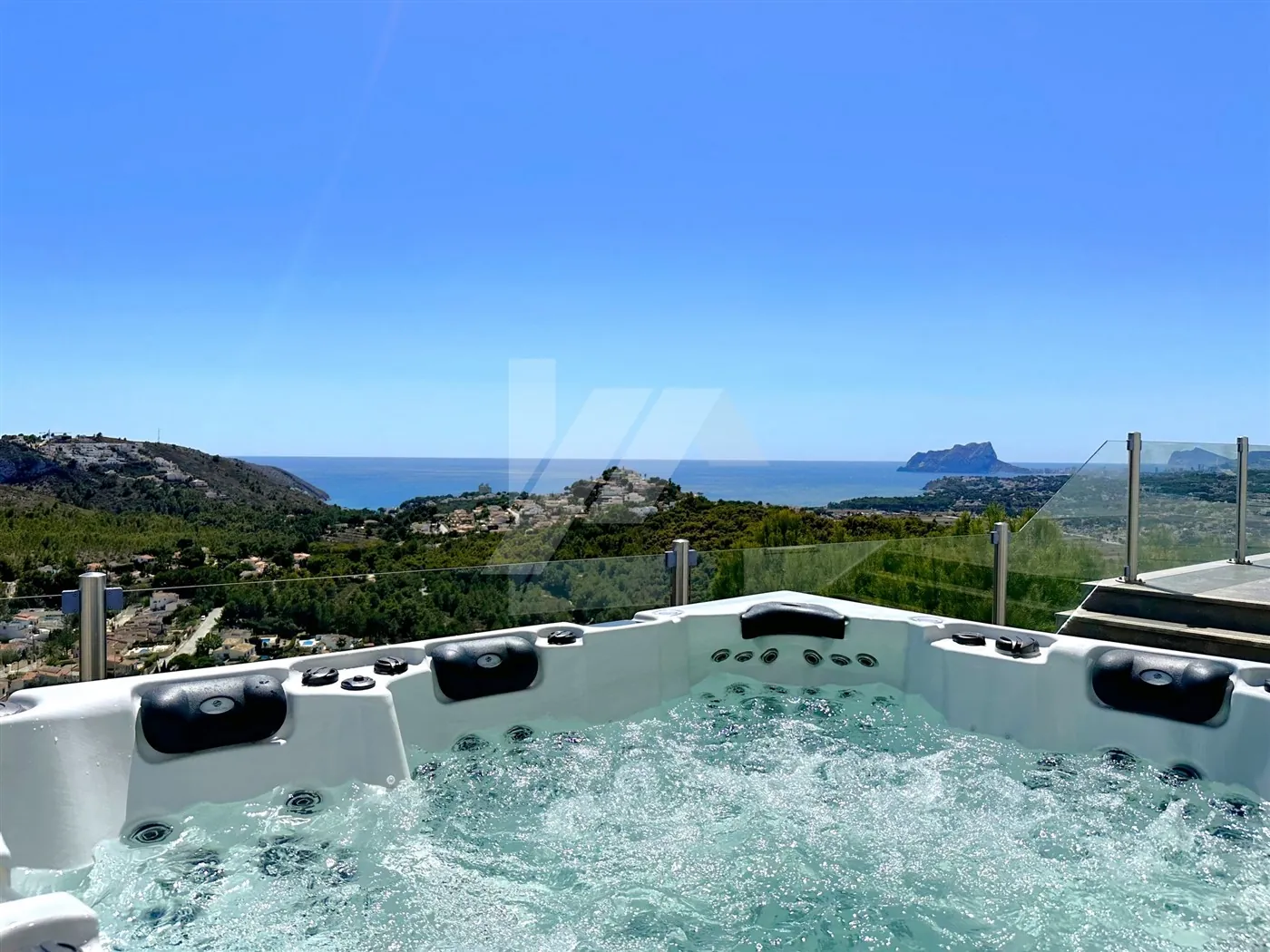 Villa met panoramisch zeezicht te koop in Moraira, Costa Blanca.