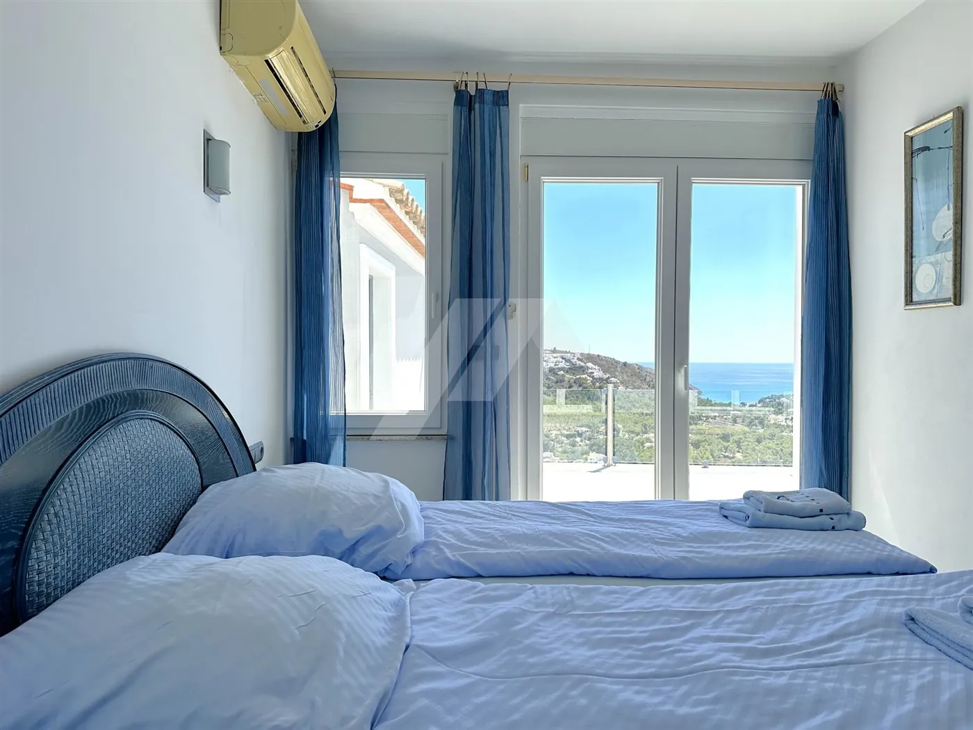 Villa met panoramisch zeezicht te koop in Moraira, Costa Blanca.