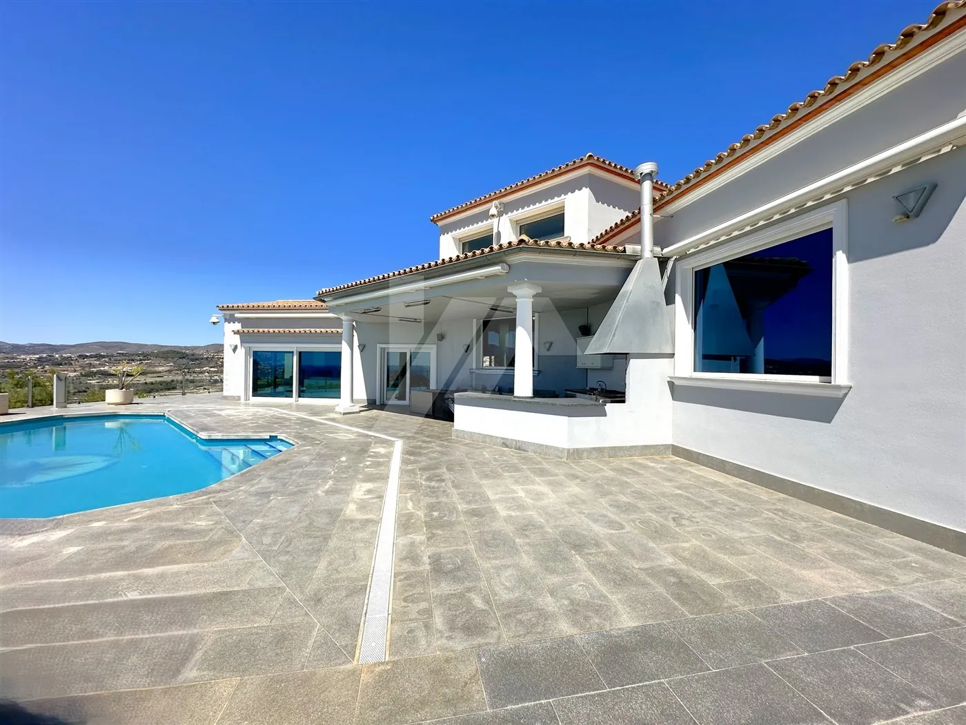 Villa met panoramisch zeezicht te koop in Moraira, Costa Blanca.