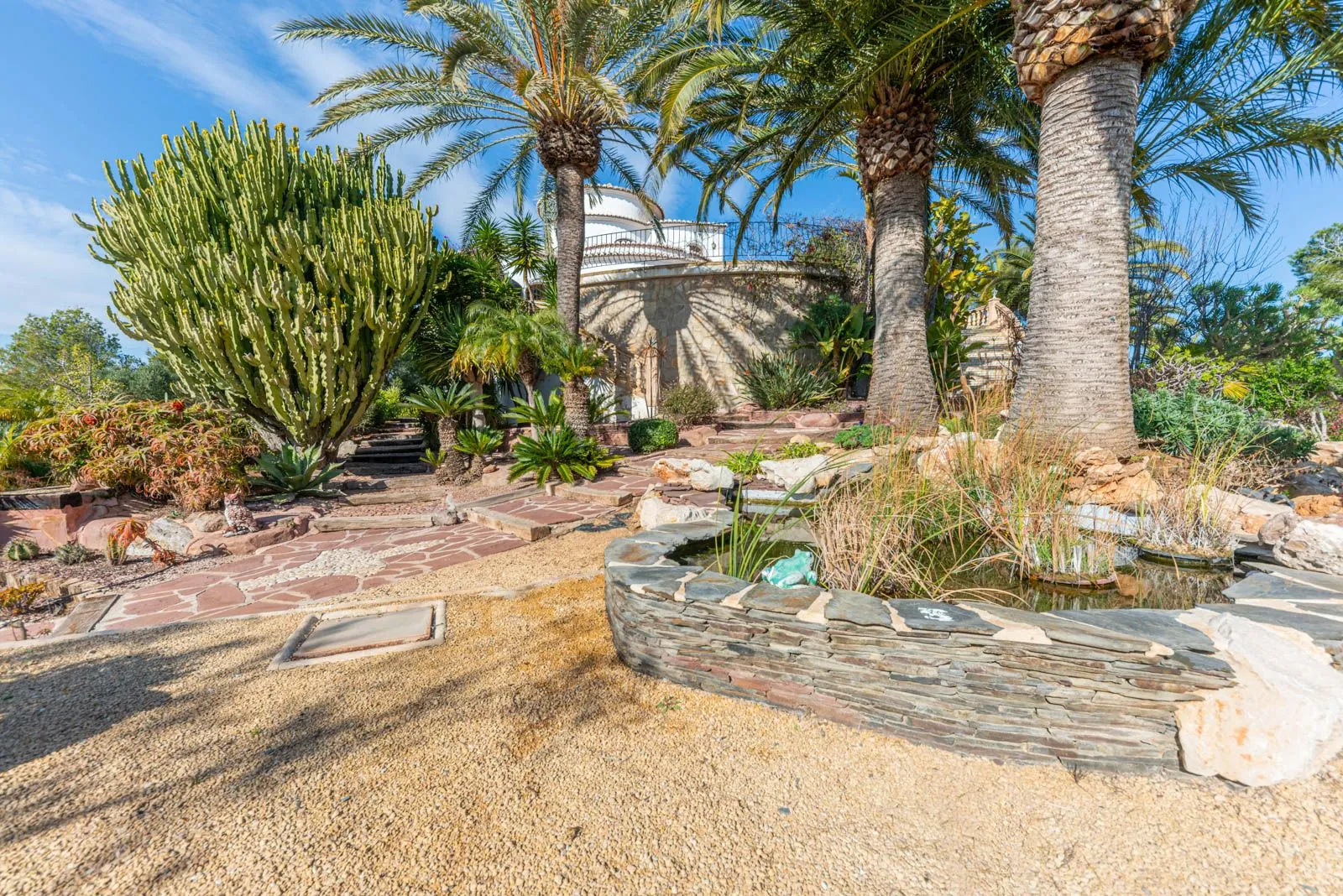 Villa met een groot perceel te koop in Moraira
