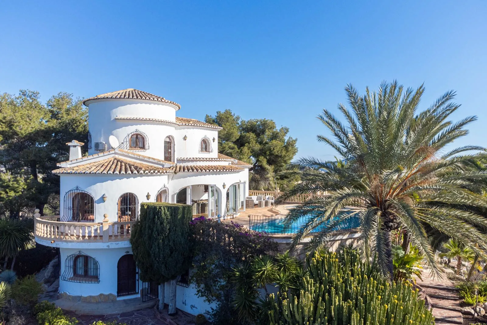 Villa met een groot perceel te koop in Moraira