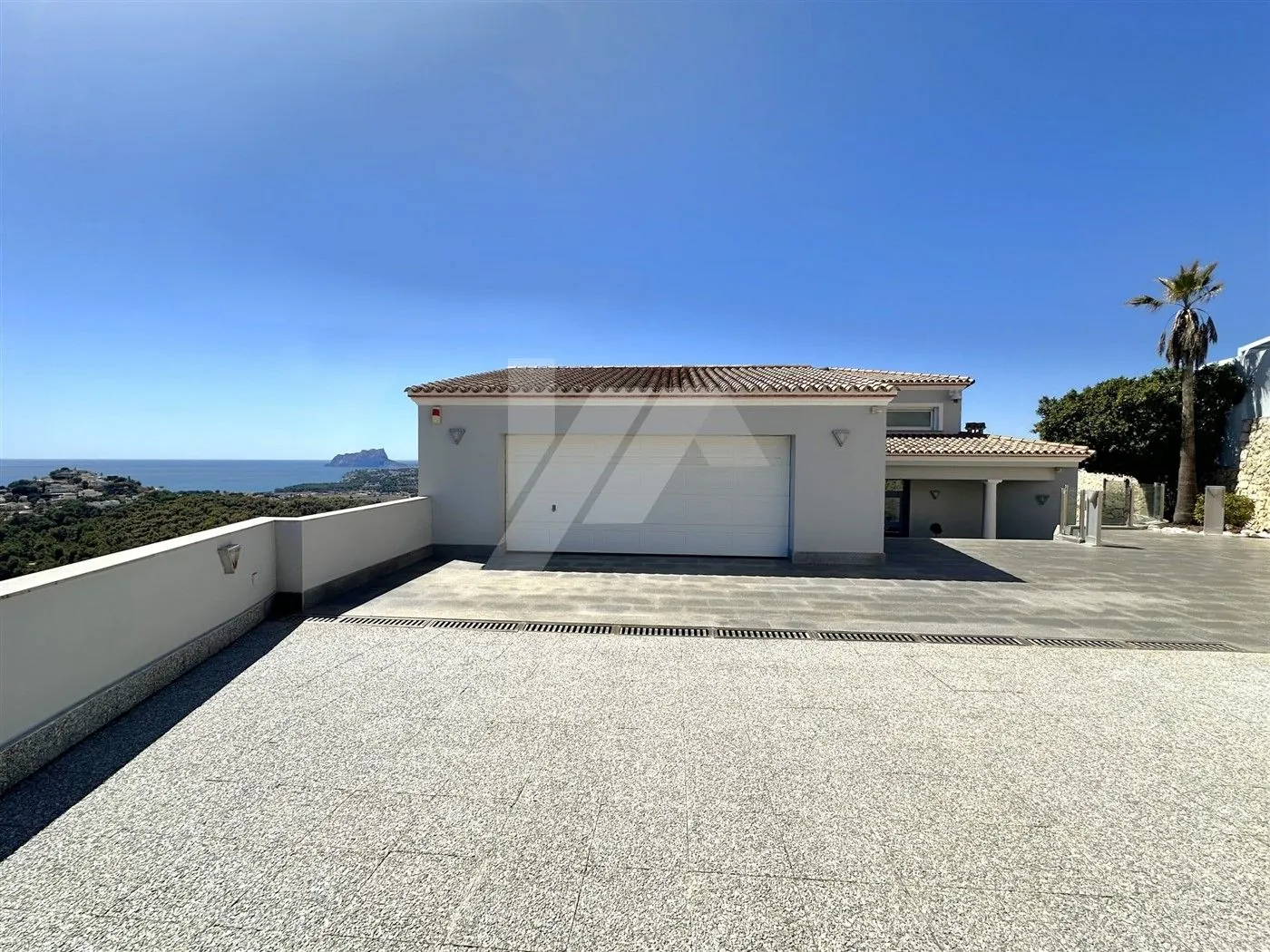 Villa met panoramisch zeezicht te koop in Moraira, Costa Blanca.