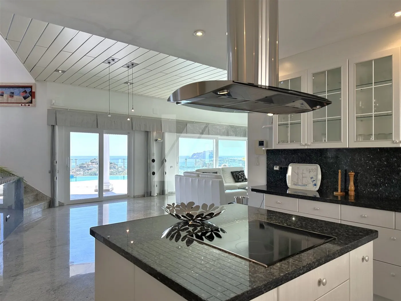 Villa met panoramisch zeezicht te koop in Moraira, Costa Blanca.