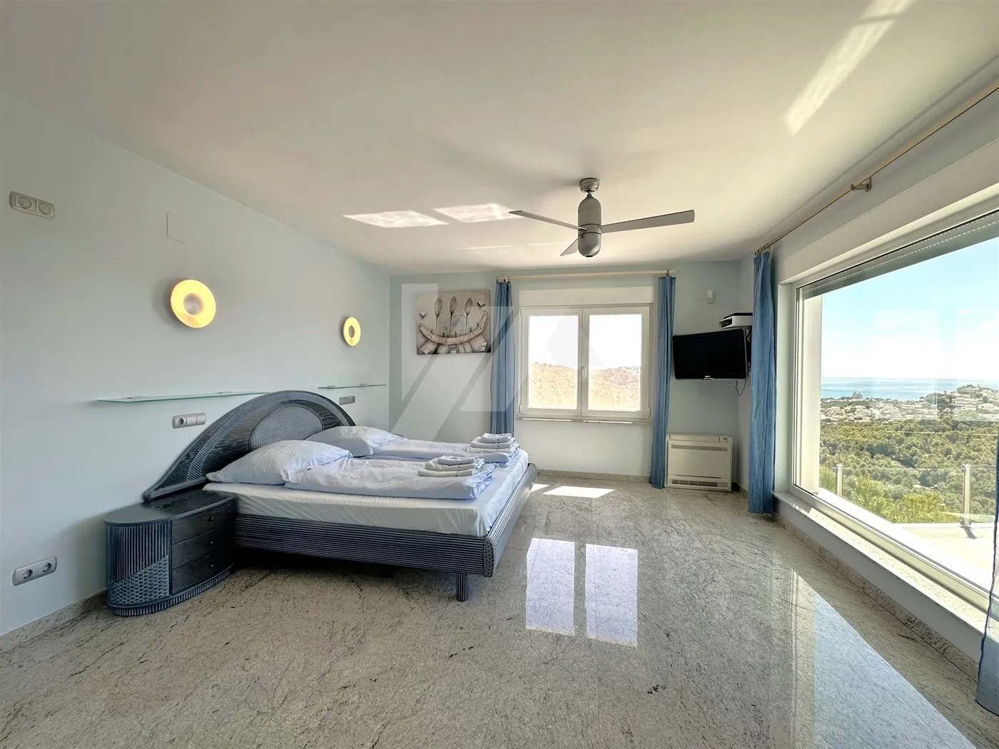 Villa met panoramisch zeezicht te koop in Moraira, Costa Blanca.