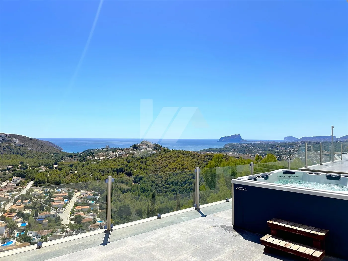 Villa met panoramisch zeezicht te koop in Moraira, Costa Blanca.