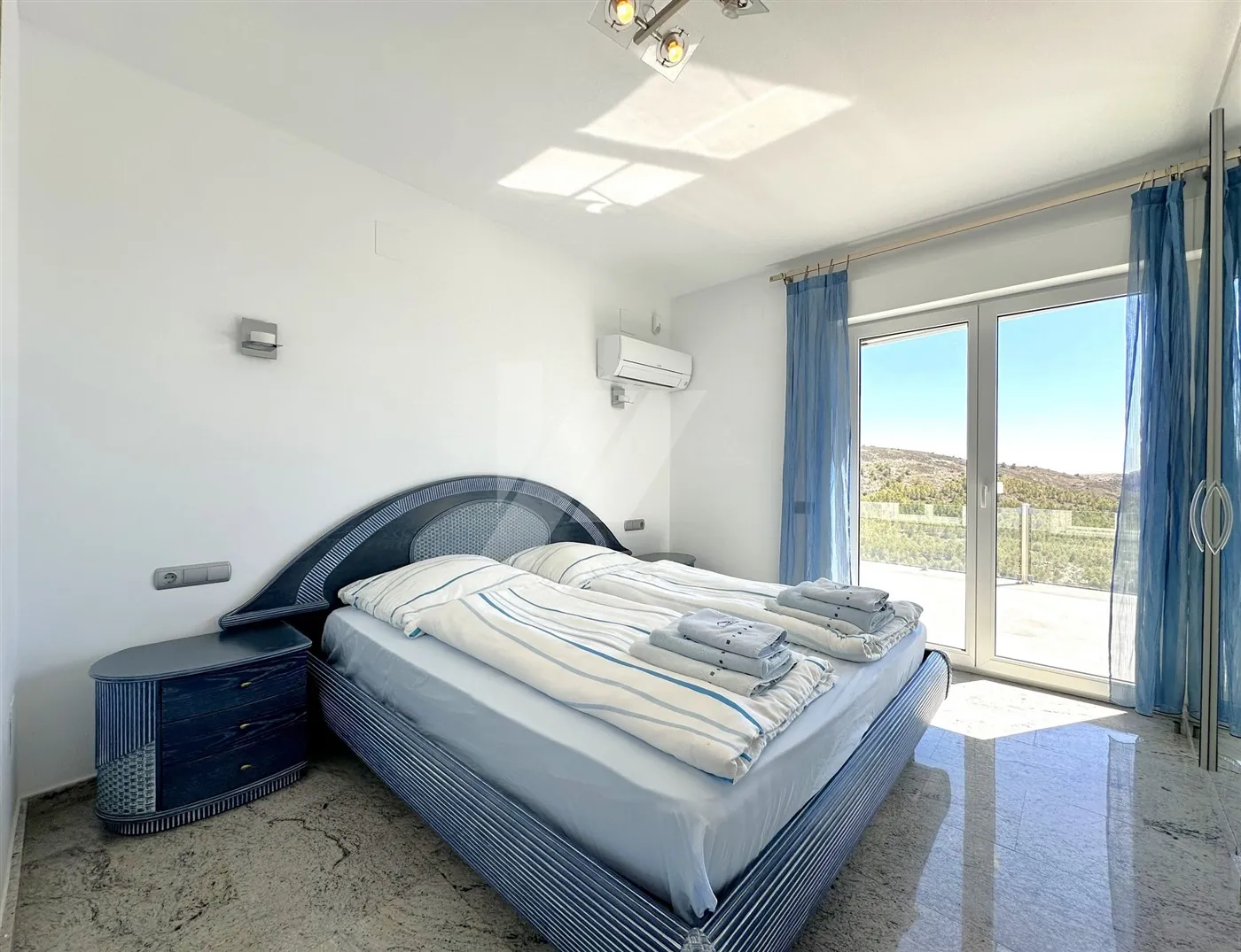 Villa met panoramisch zeezicht te koop in Moraira, Costa Blanca.
