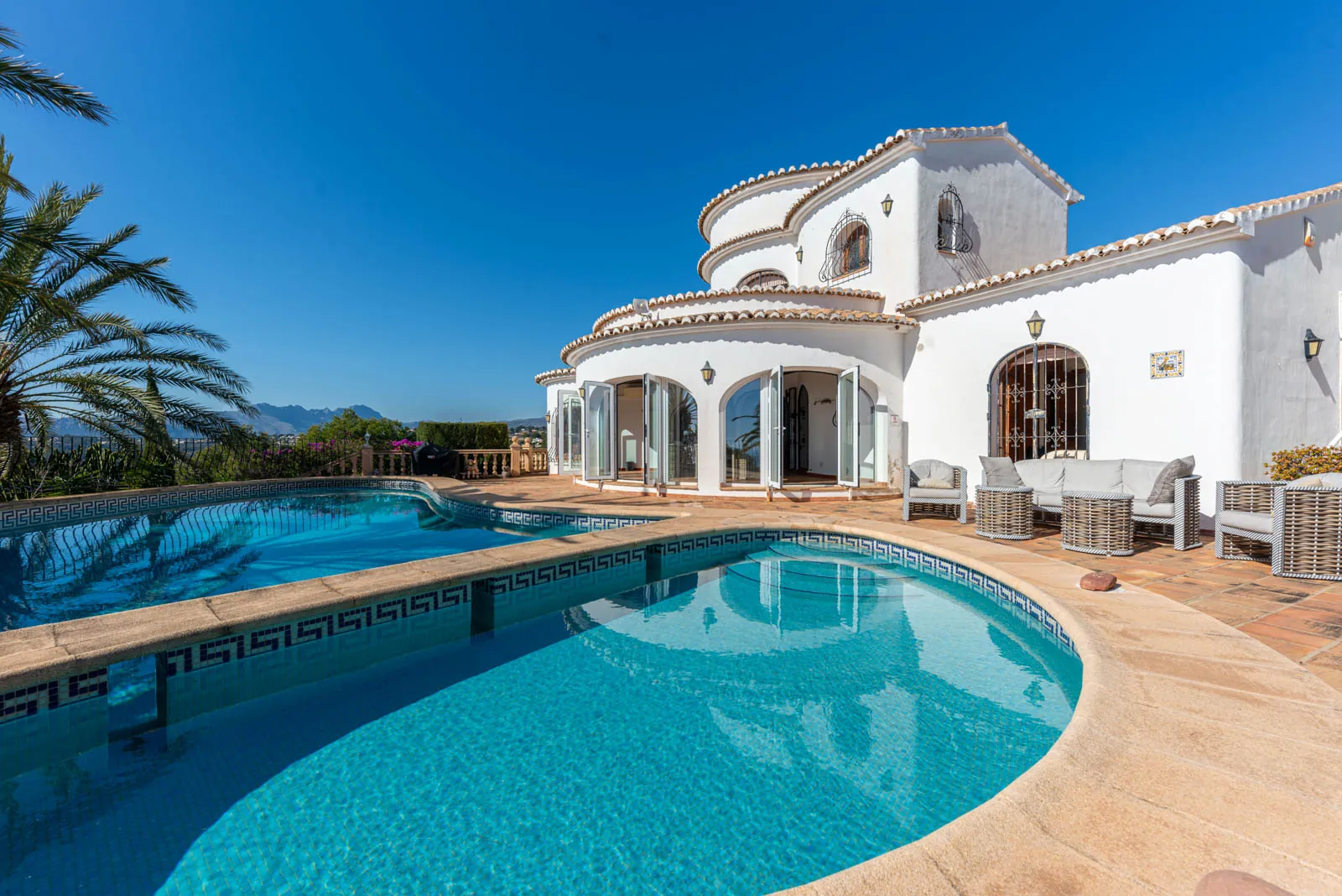 Villa met een groot perceel te koop in Moraira