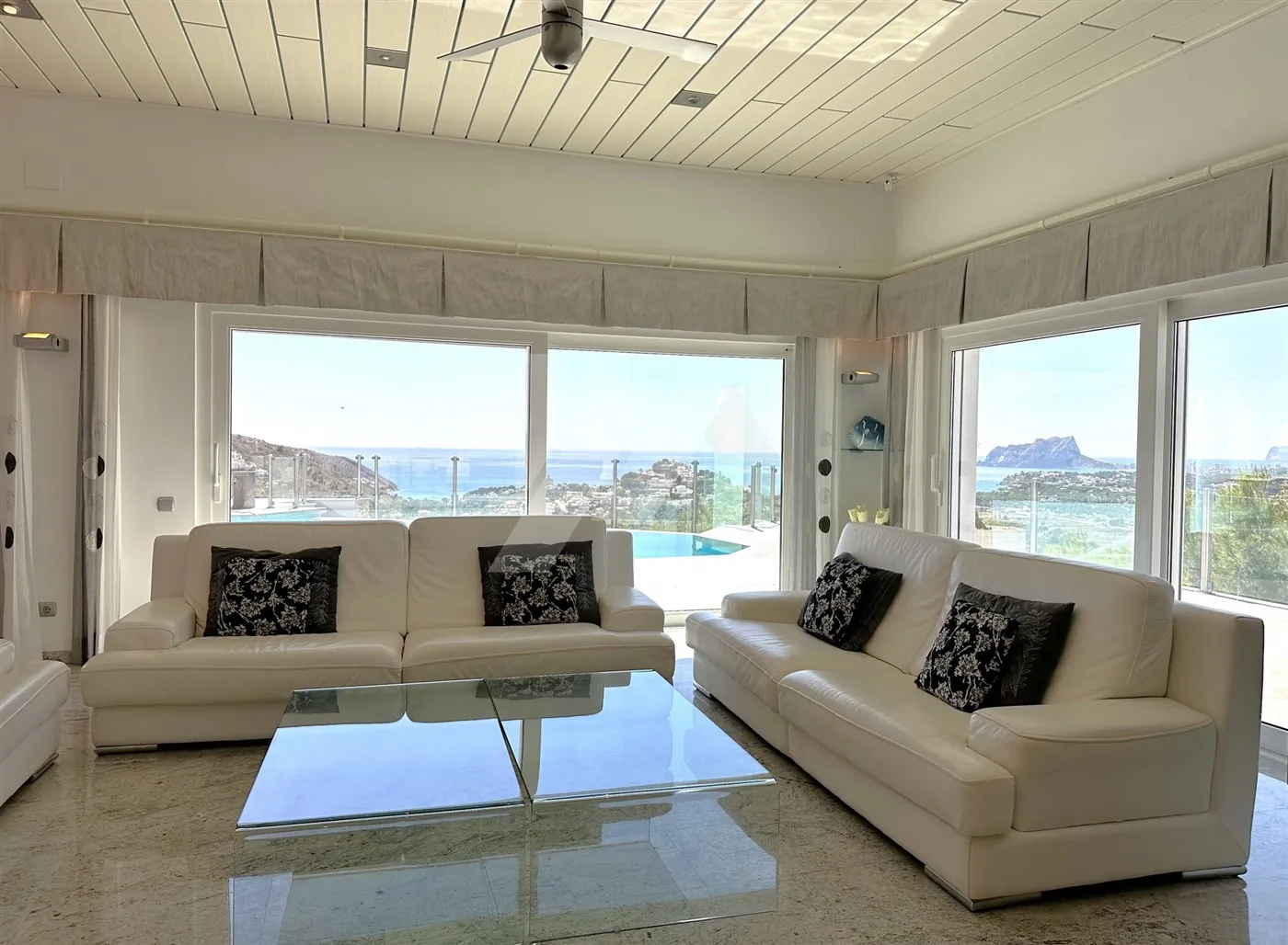 Villa met panoramisch zeezicht te koop in Moraira, Costa Blanca.