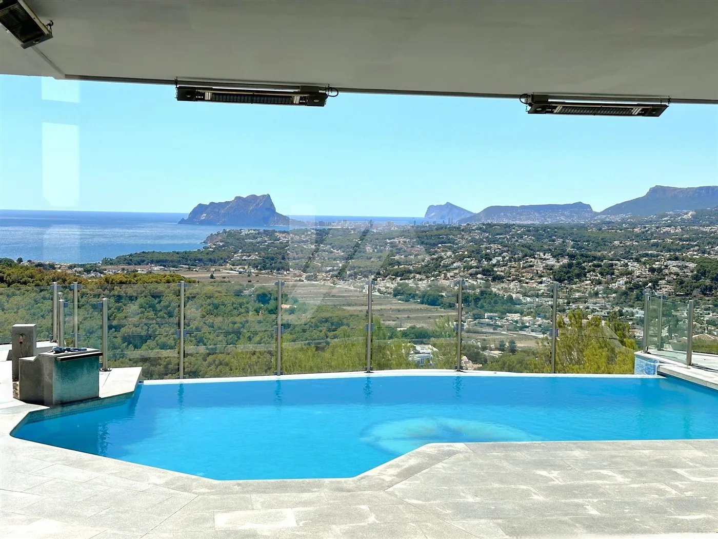 Villa met panoramisch zeezicht te koop in Moraira, Costa Blanca.