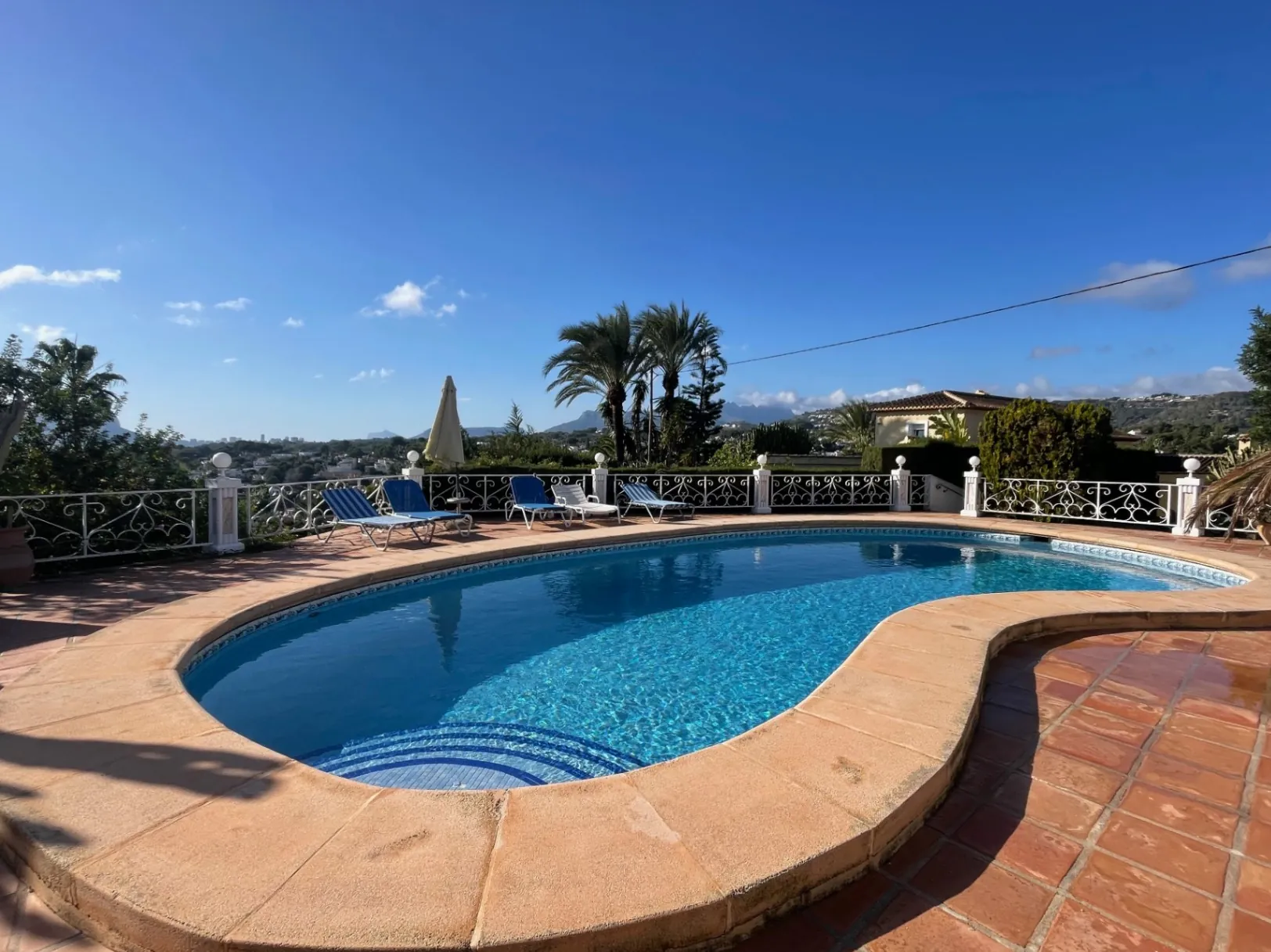 Gelijkvloerse villa te koop met prachtig zeezicht kortbij voorzieningen in San Jaime, Benissa