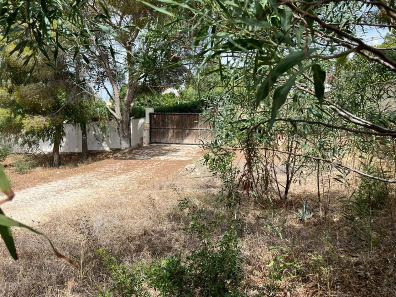 Ruim grondstuk te koop in La Arnella, Moraira