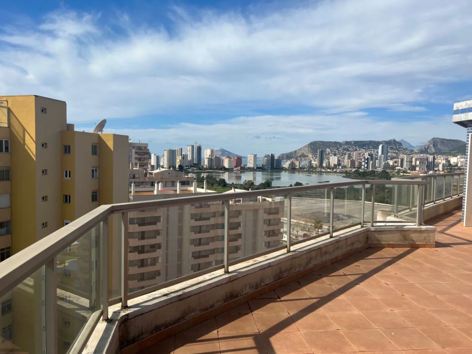Duplex penthouse met zeezicht te koop in Playa De La Fossa, Calpe